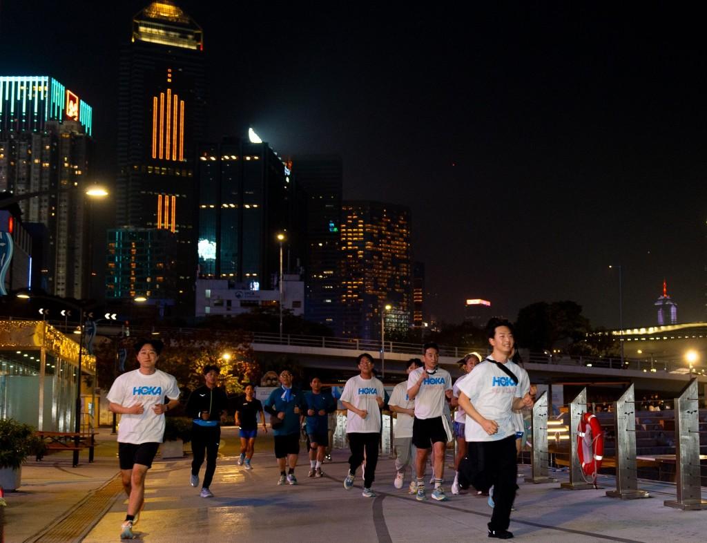 第二項跑步活動移師中環海濱,參加者由南韓前田徑代表隊成員張豪埈、南韓馬拉松好手安垠泰等人帶領下沿海濱夜跑,以香港壯麗天際線為伴,感受都市脈搏。(旅發局提供)