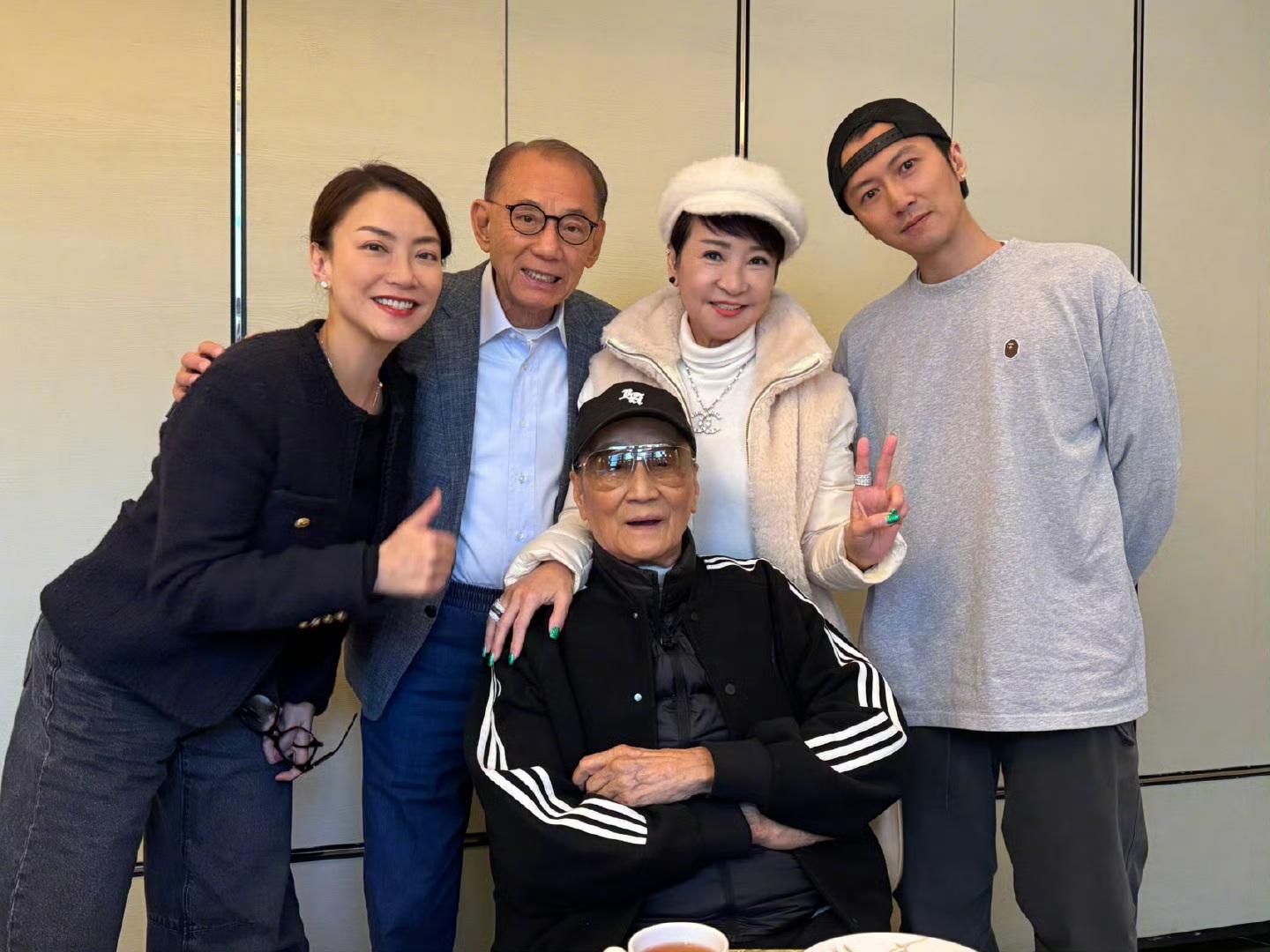 霍汶希日前跟楊博士、久未露面的四哥謝賢、霆鋒及拉姑團拜。