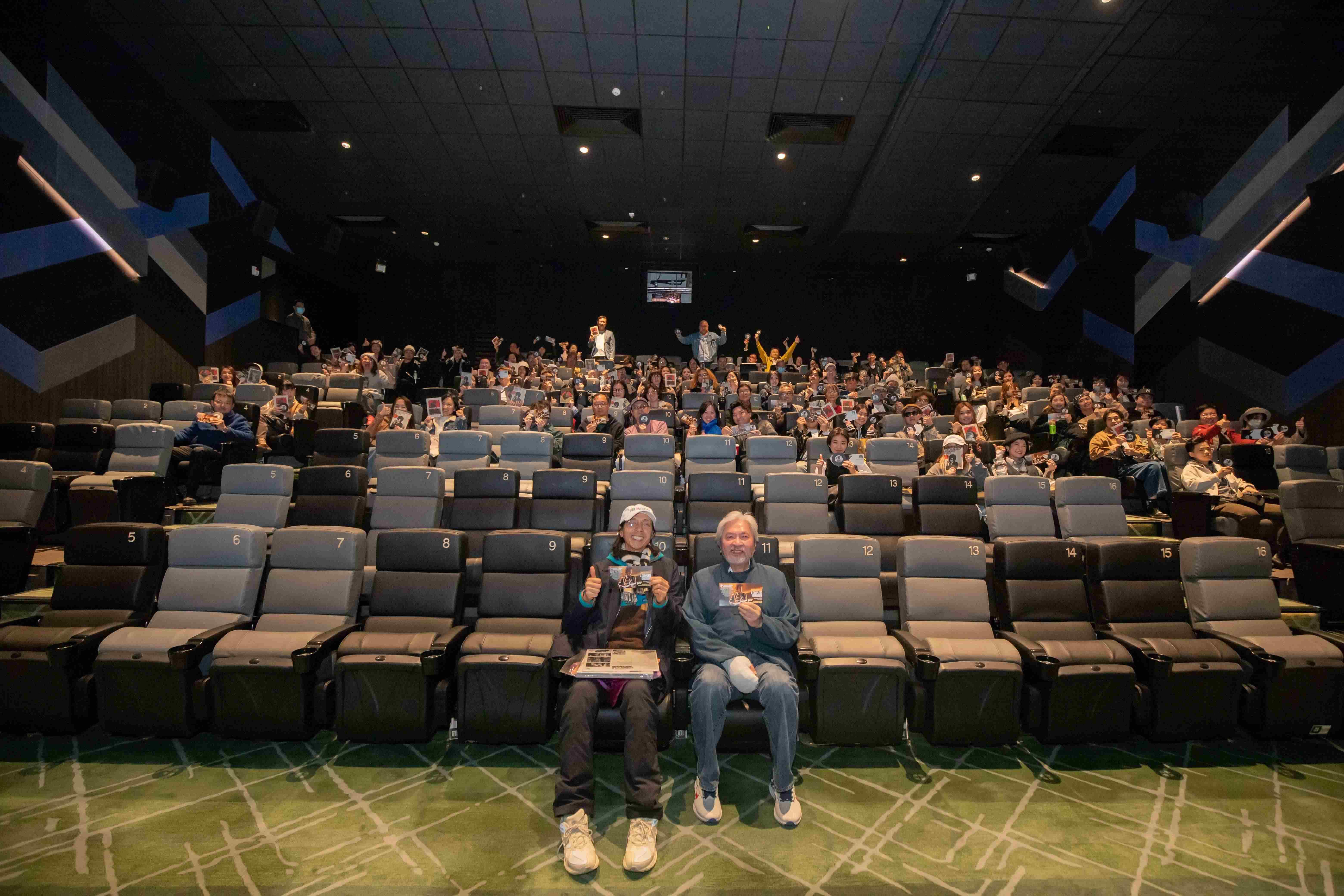 曾俊華和黃志淙出席《搖滾詩人:未知的傳奇》映後分享會,與觀眾大合照。