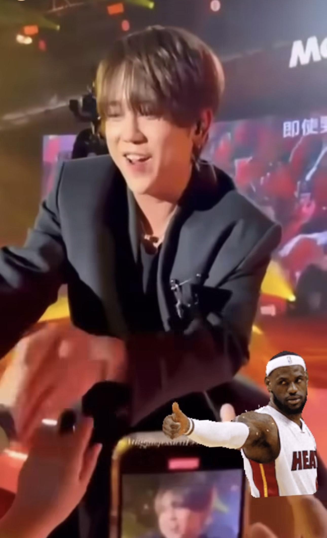 姜濤近距離與台下觀眾握手互動。