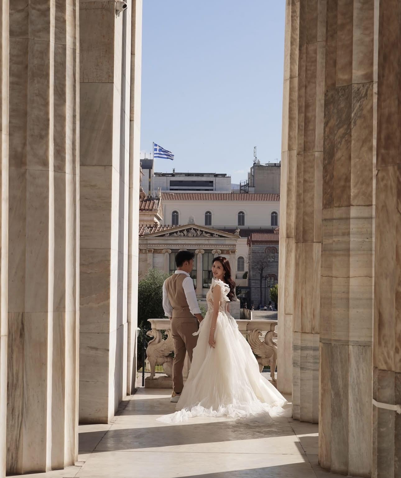 何傲兒晒希臘婚照宣布結婚 。