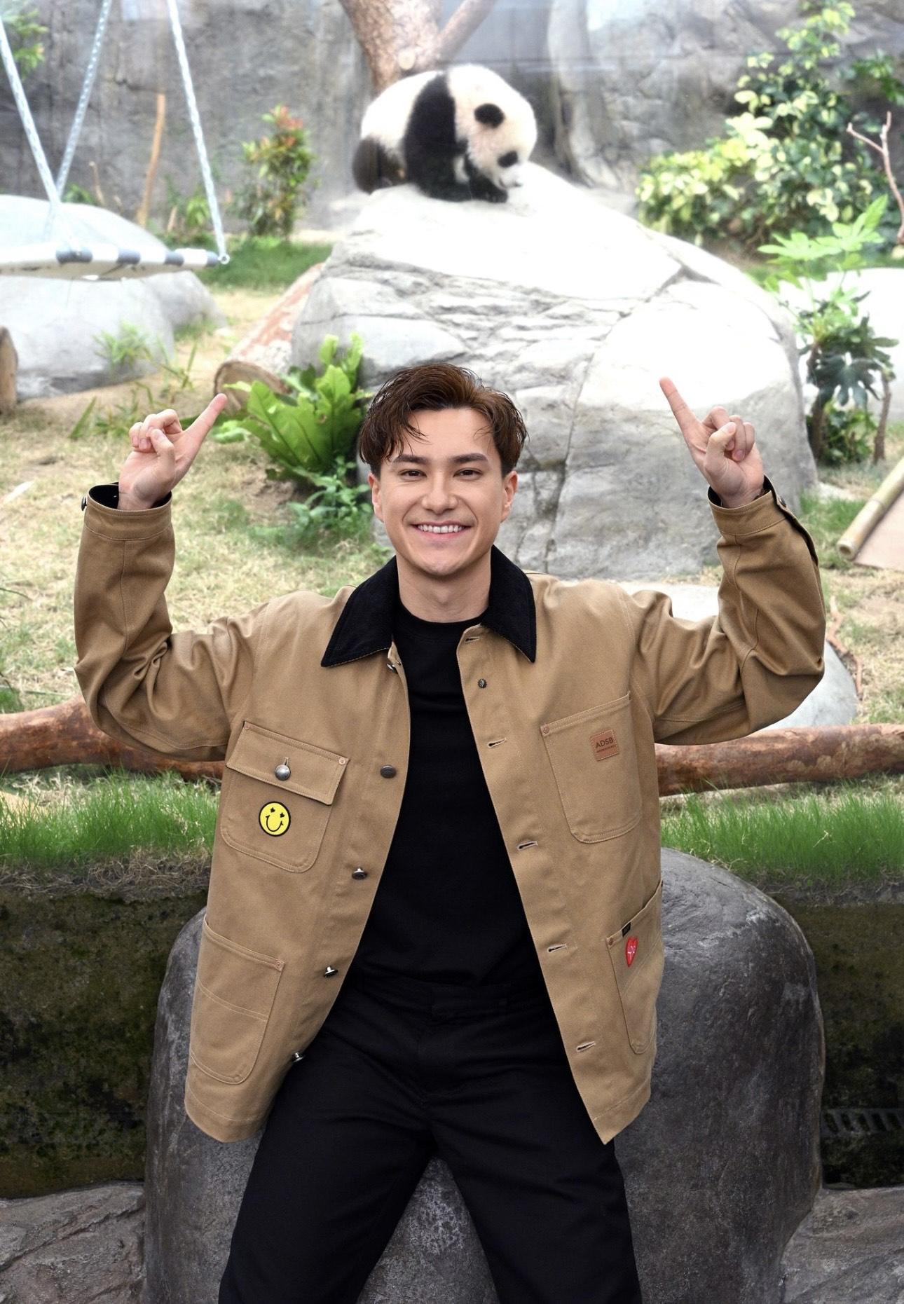 朱敏瀚則覺得館內環境好舒服,想成為其中一隻大熊貓。