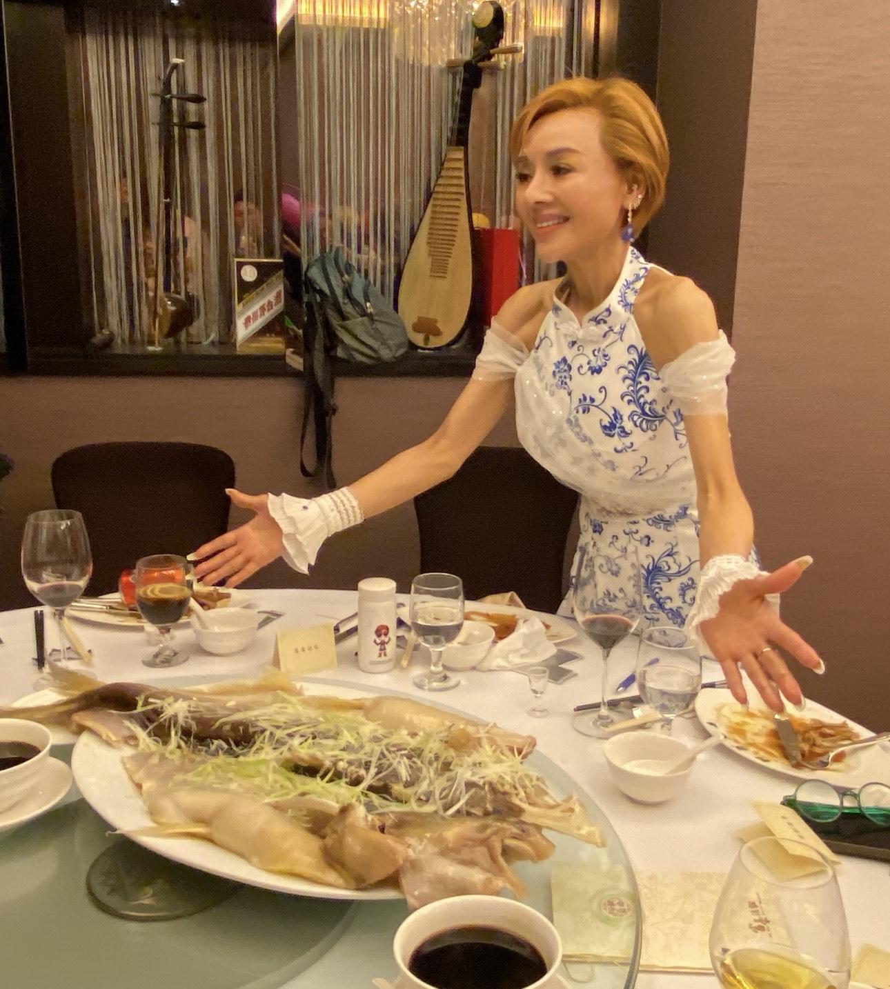 葉子楣特從馬來西亞空運五大名魚「巴丁魚」來香港和大家享用。