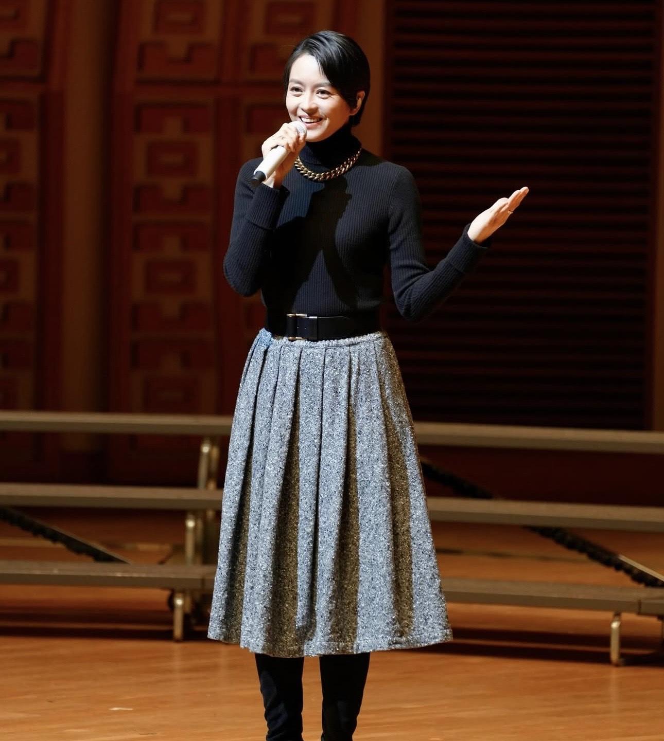 梁詠琪賀百年校慶返母校獻唱。