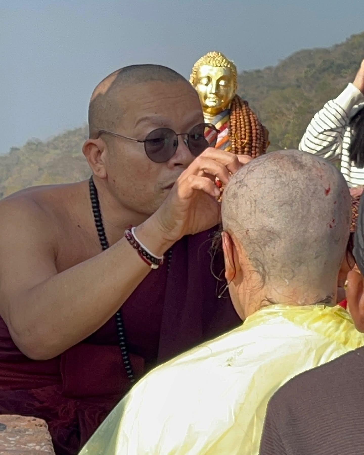 李日朗近日遠赴印度剃頭短暫出家 。