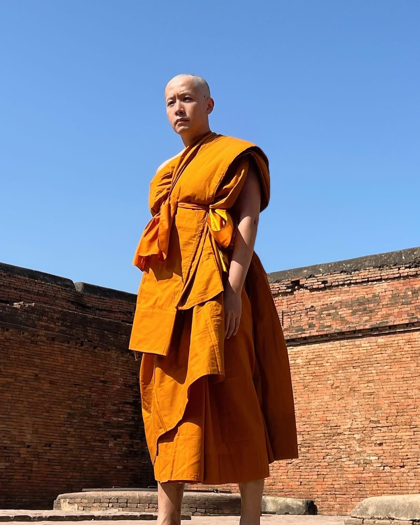 李日朗指,穿上袈裟時還未適應。