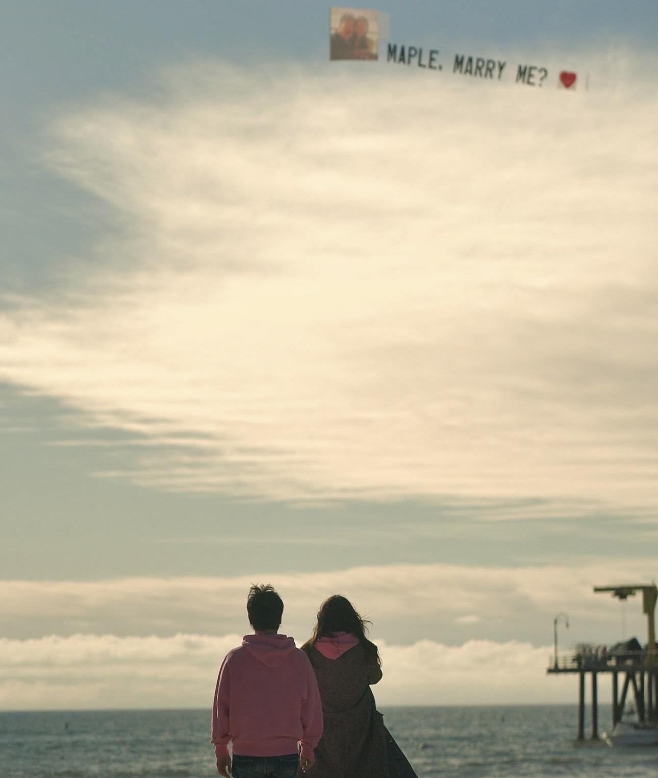 二人身處在洛杉磯聖莫妮卡碼頭太平洋公園。