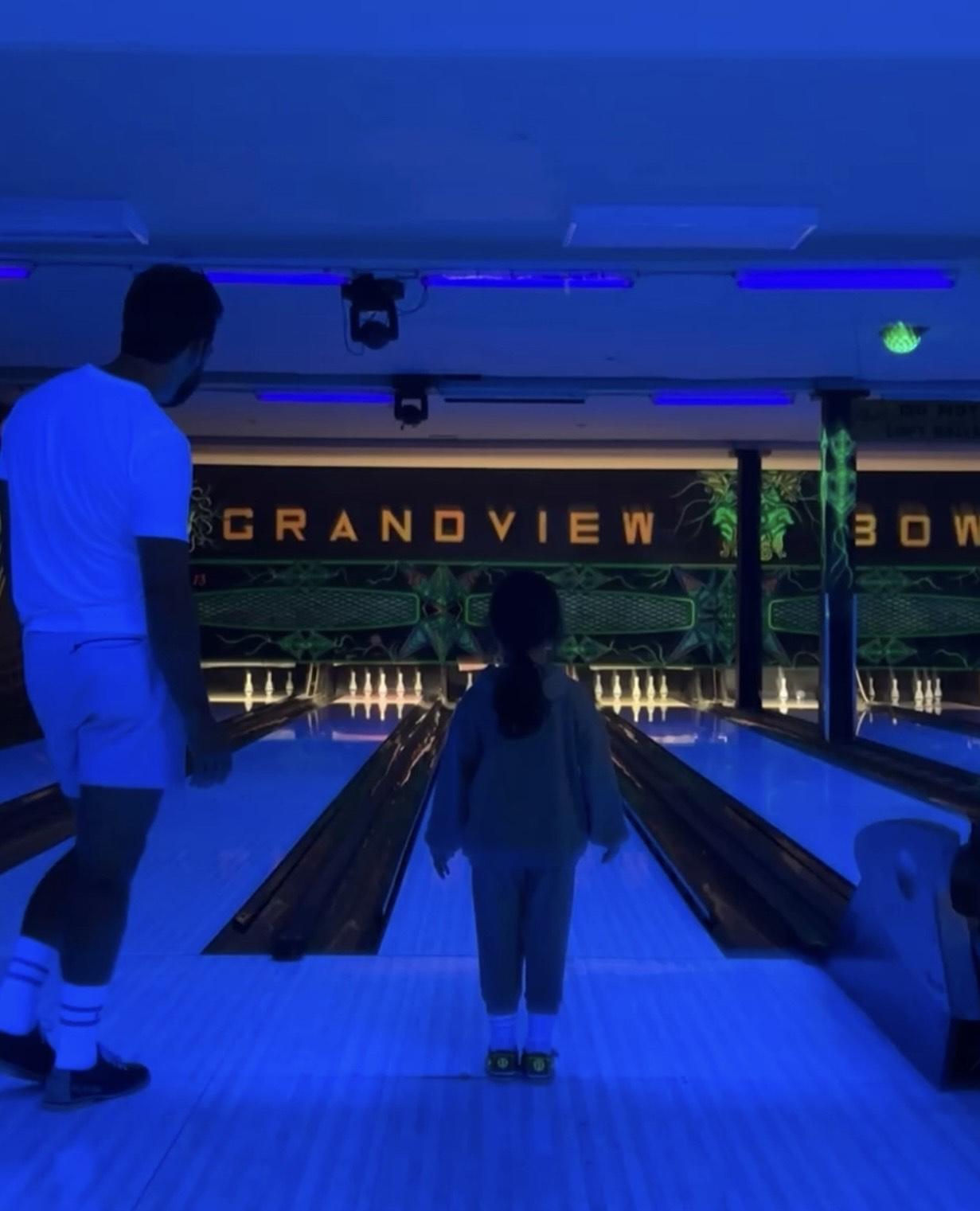 外籍型男更陪Sara打保齡球,場面溫馨。