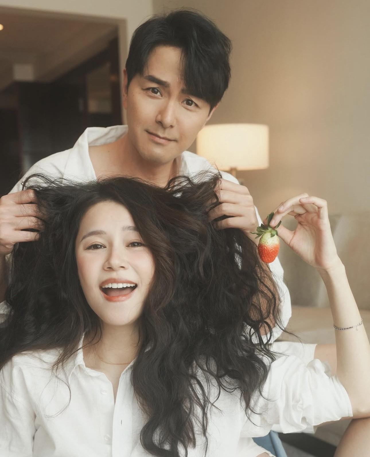 二人穿上白恤衫情侶裝。