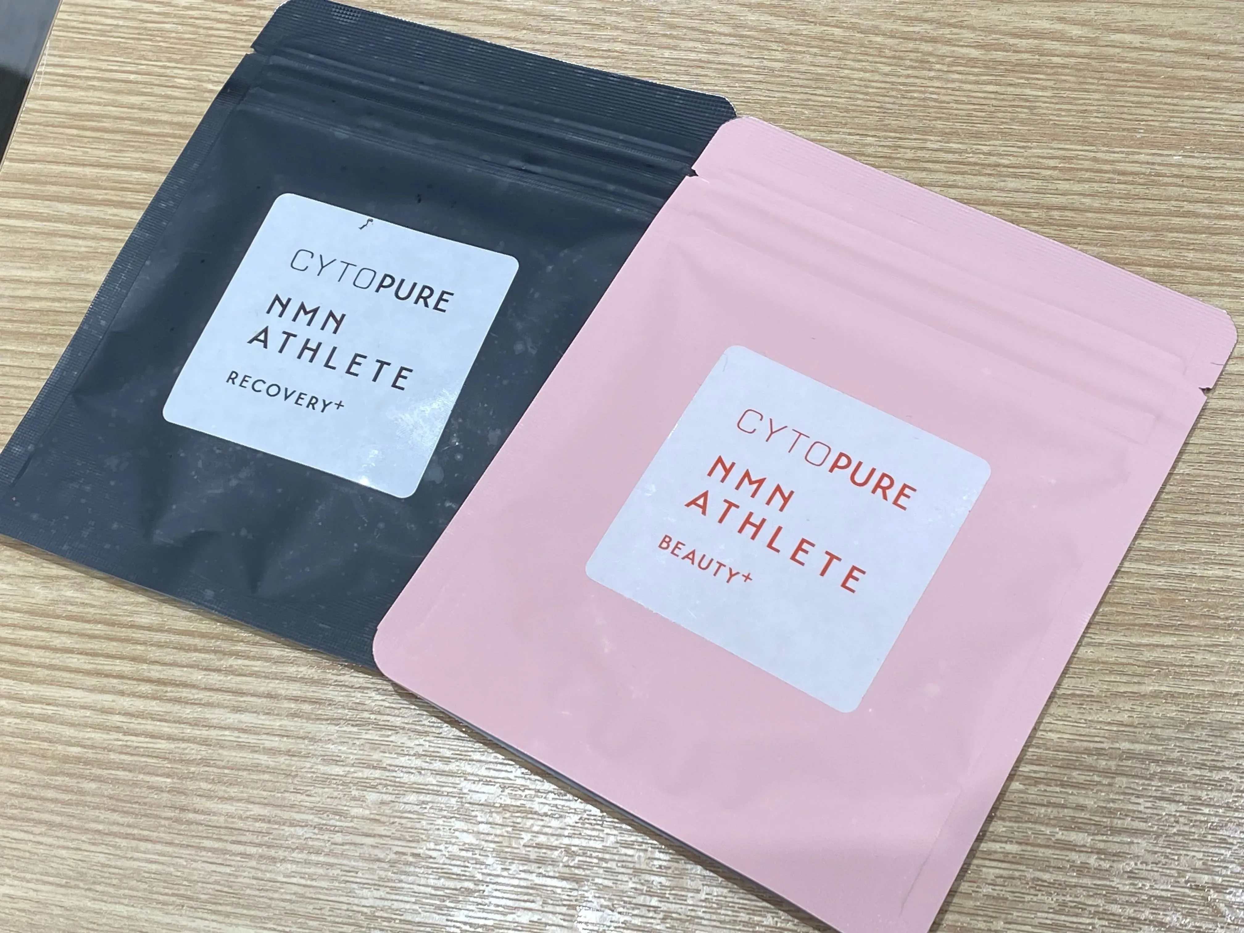 由2月13日起至3月13日惠顧期間雙情人祭二人燒肉餐,送女方專享「伊胞樂CYTOPURE」Beauty+NMN保健品粉紅特別包裝;由3月14日起至30日則送男方專享的Recovery+NMN保健品黑色特別包裝,兩款價值各$198。