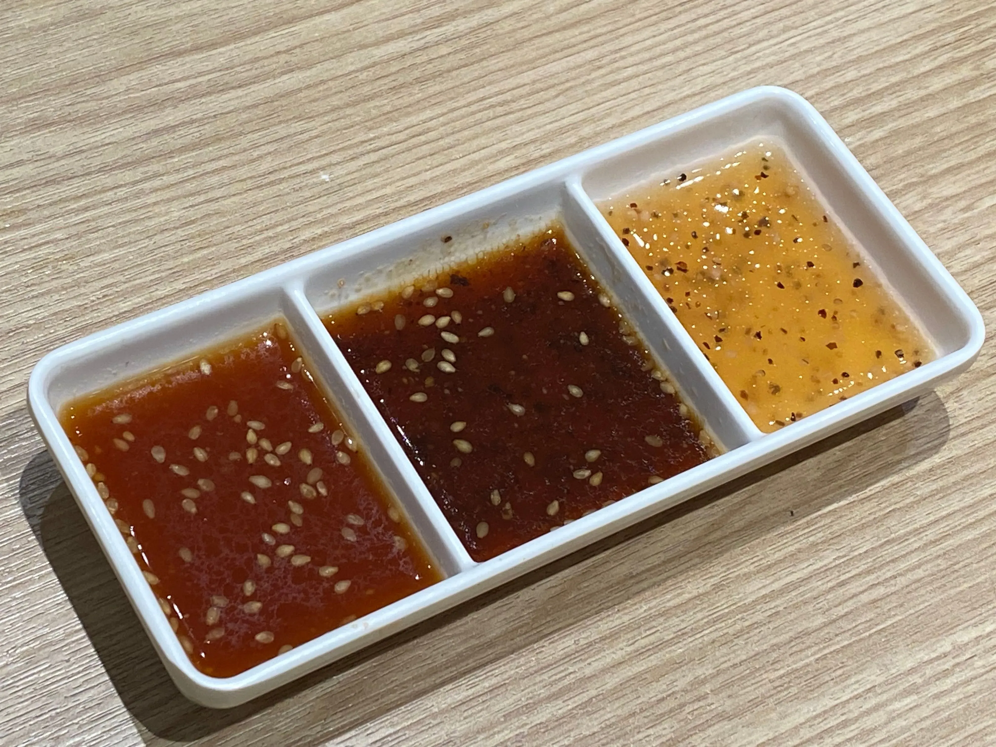 三款調味醬包括柚子燒汁、黑松露燒汁及黑椒鹽醬均惹味開胃,鹹甜度適中,提升肉香。