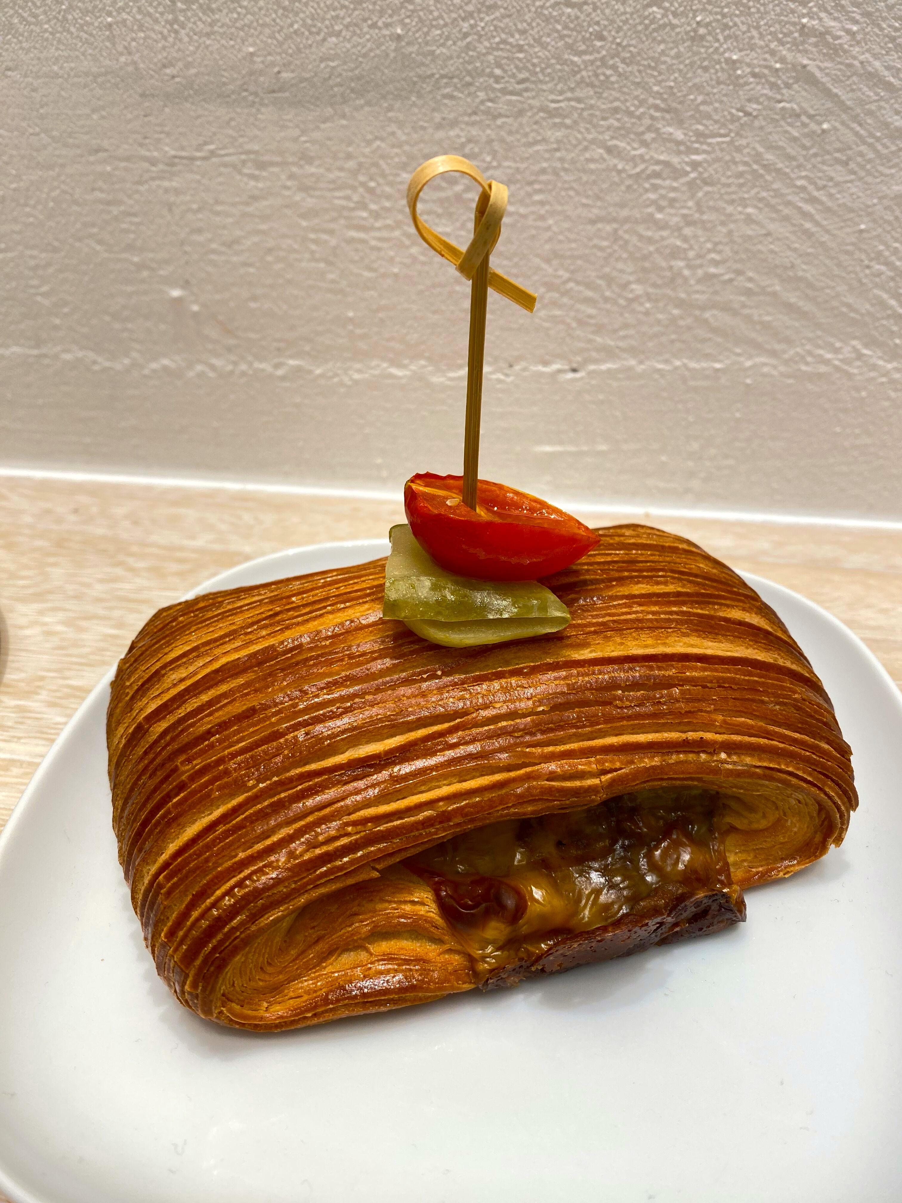 咖喱牛肉酥 $34 丹麥酥摺疊成橫紋特別脆,內層釀了自家煮製的日式帶甜咖喱,餡料夾雜煙燻牛肉、薯仔及芝士,美味之選!