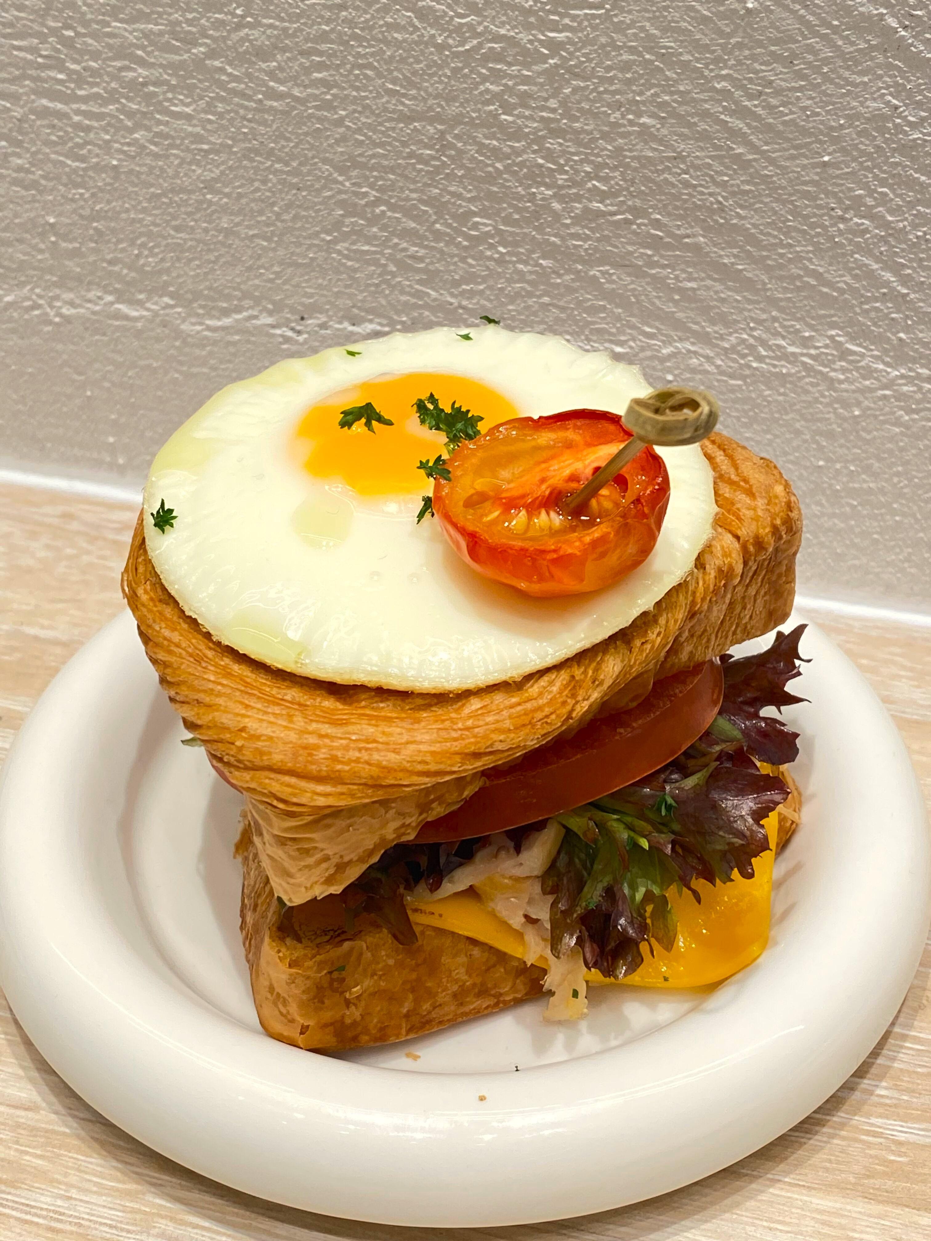 太陽蛋芥末雞肉丹麥三明治$42 丹麥吐司夾着煙燻雞肉、番茄、芝士、沙律菜及蜜糖芥末醬,面層鋪上太陽蛋,味道層次豐富。