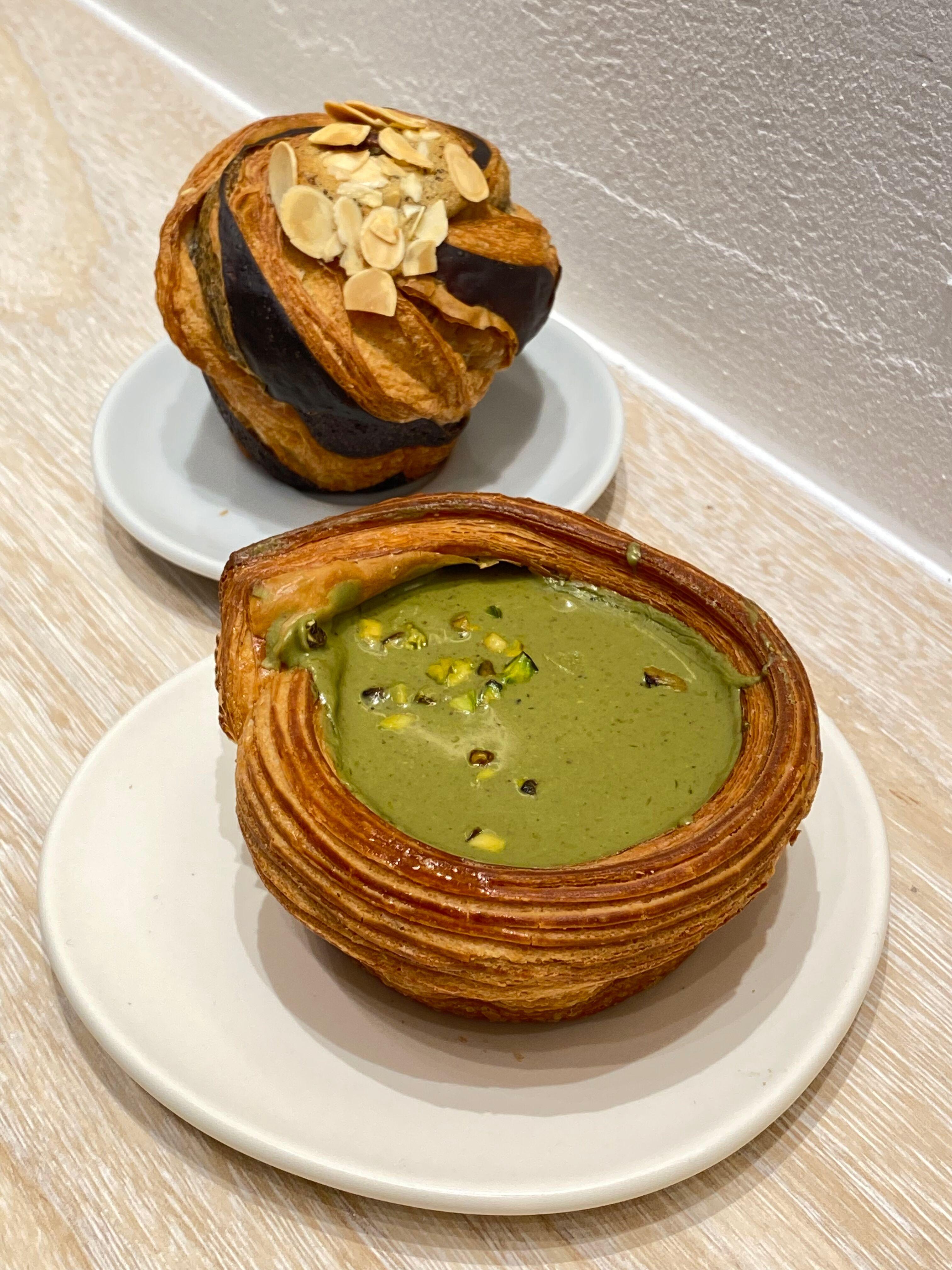 開心果流心酥 $42 酥皮層層酥脆,內裏有開心果杏仁餡、大福皮、開心果吉士餡,面層加上開心果醬及開心果碎。