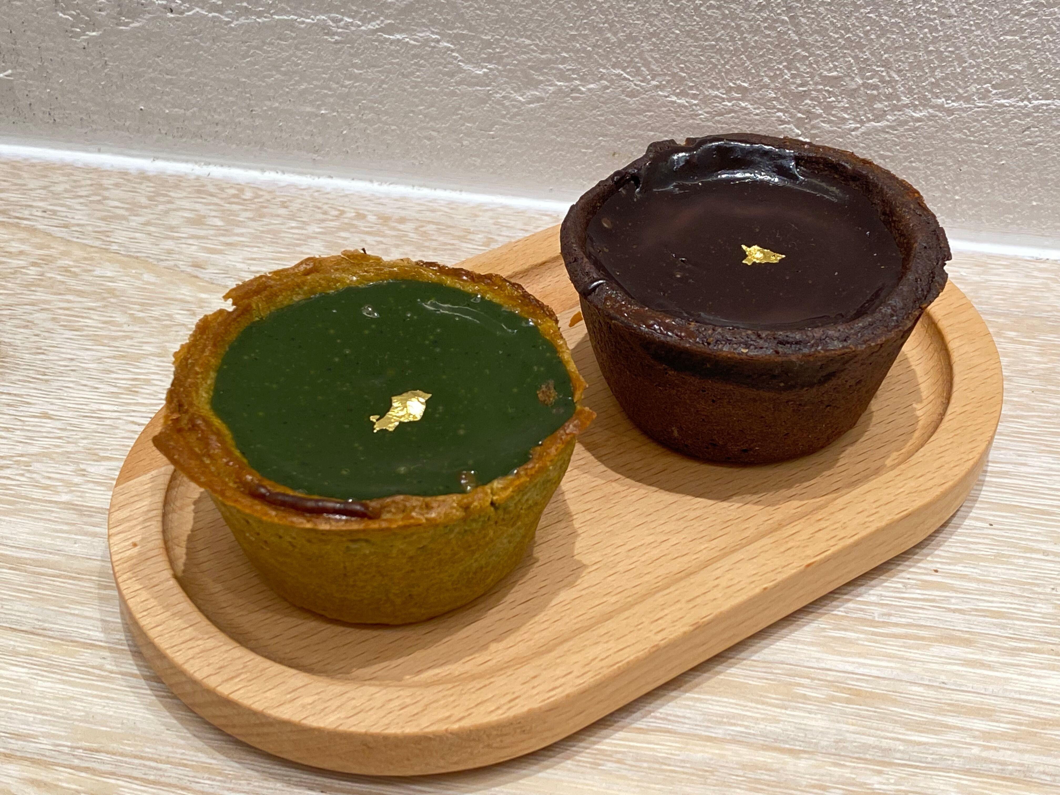 小山園抹茶撻$28、濃厚朱古力撻$28 以牛油曲奇撻皮製成,咬下鬆化。抹茶味鮮明;朱古力撻加入竹炭粉製成撻,內餡是法國黑朱古力及伯爵茶。