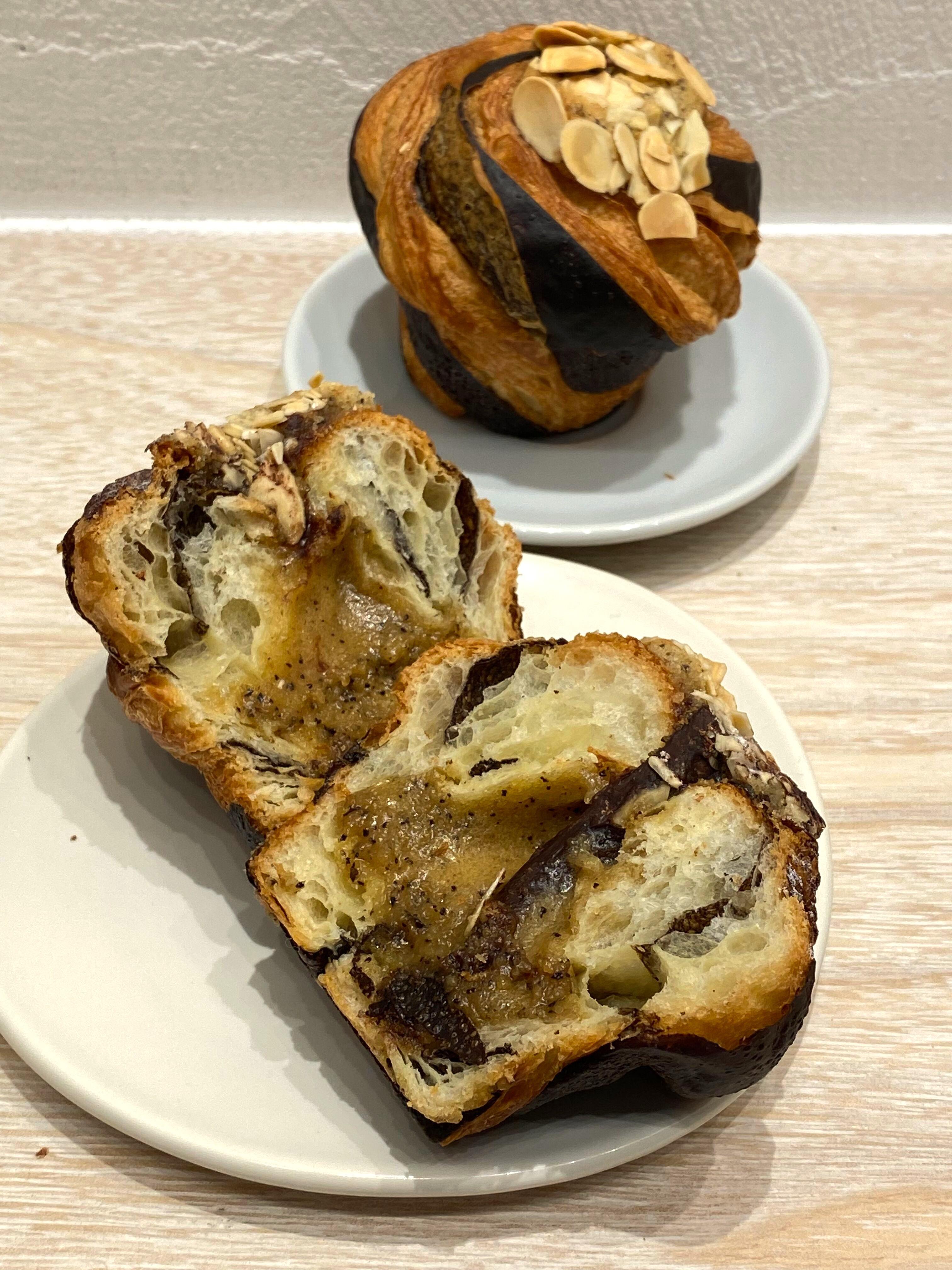 BUFFEE Croffin配黑咖啡$60、配牛奶咖啡$65 咖啡味牛角鬆餅不設單件發售,具有酥皮鬆化與蛋糕鬆軟口感,可一層層手撕來吃。哥倫比亞日曬咖啡的甘濃,與中間的Baileys甜酒流心餡及黑朱古力醬的甜味互相平衡。