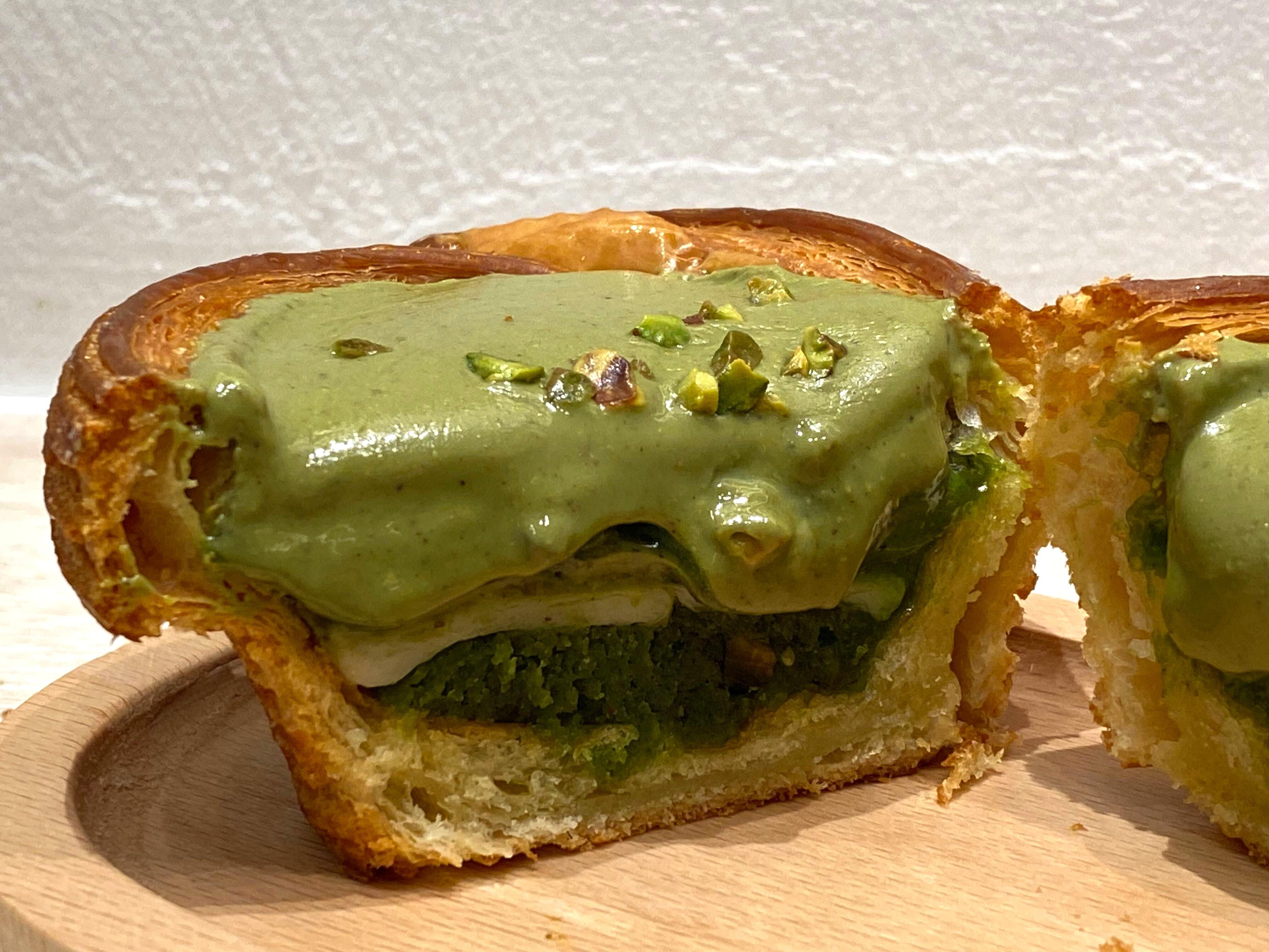 開心果流心酥切開即流心,滿滿開心果香。