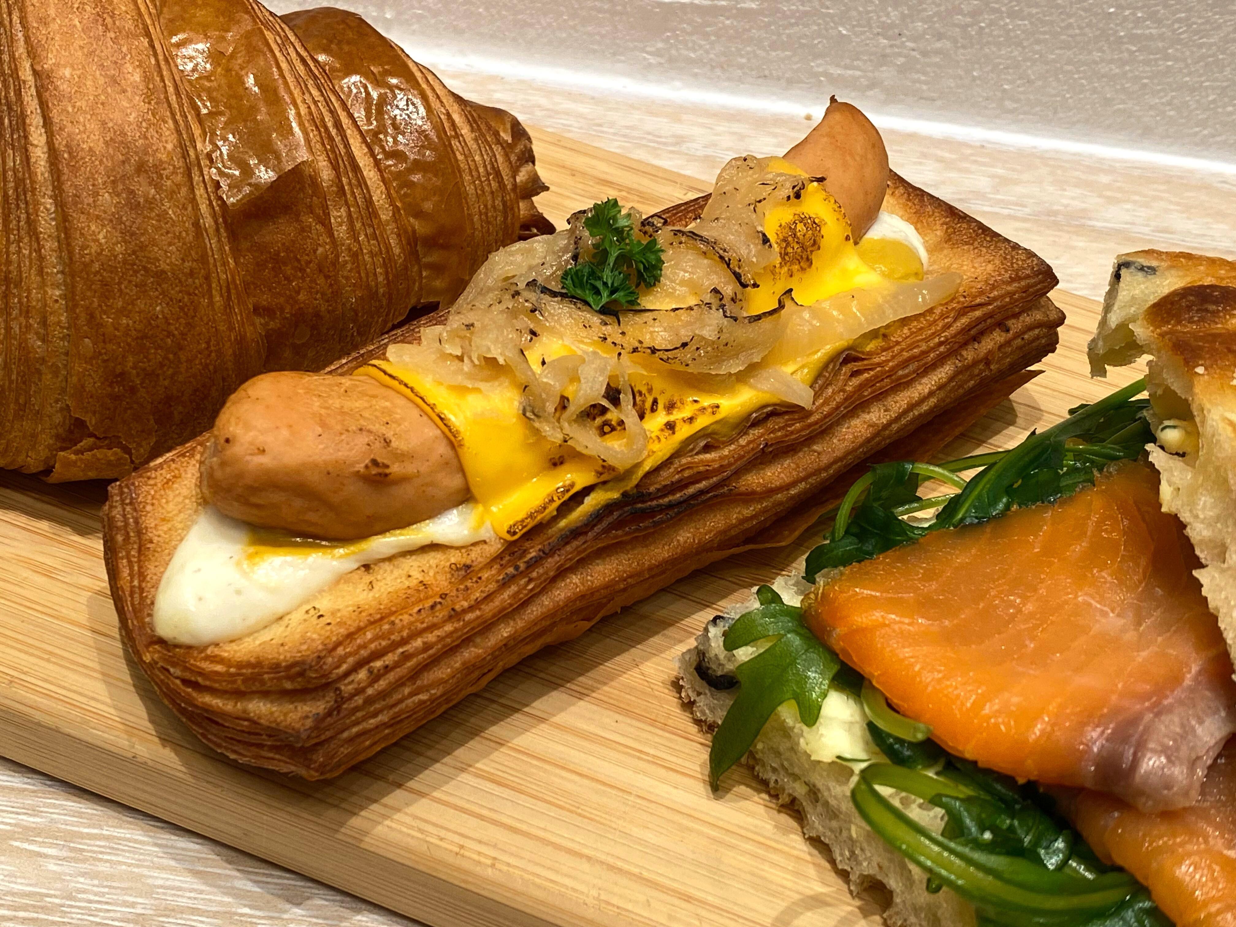 維也納香腸洋葱酥$34、煙肉蘆筍酥$34 長條形的丹麥酥,配上自煮的焦糖洋葱醬,提升香味。