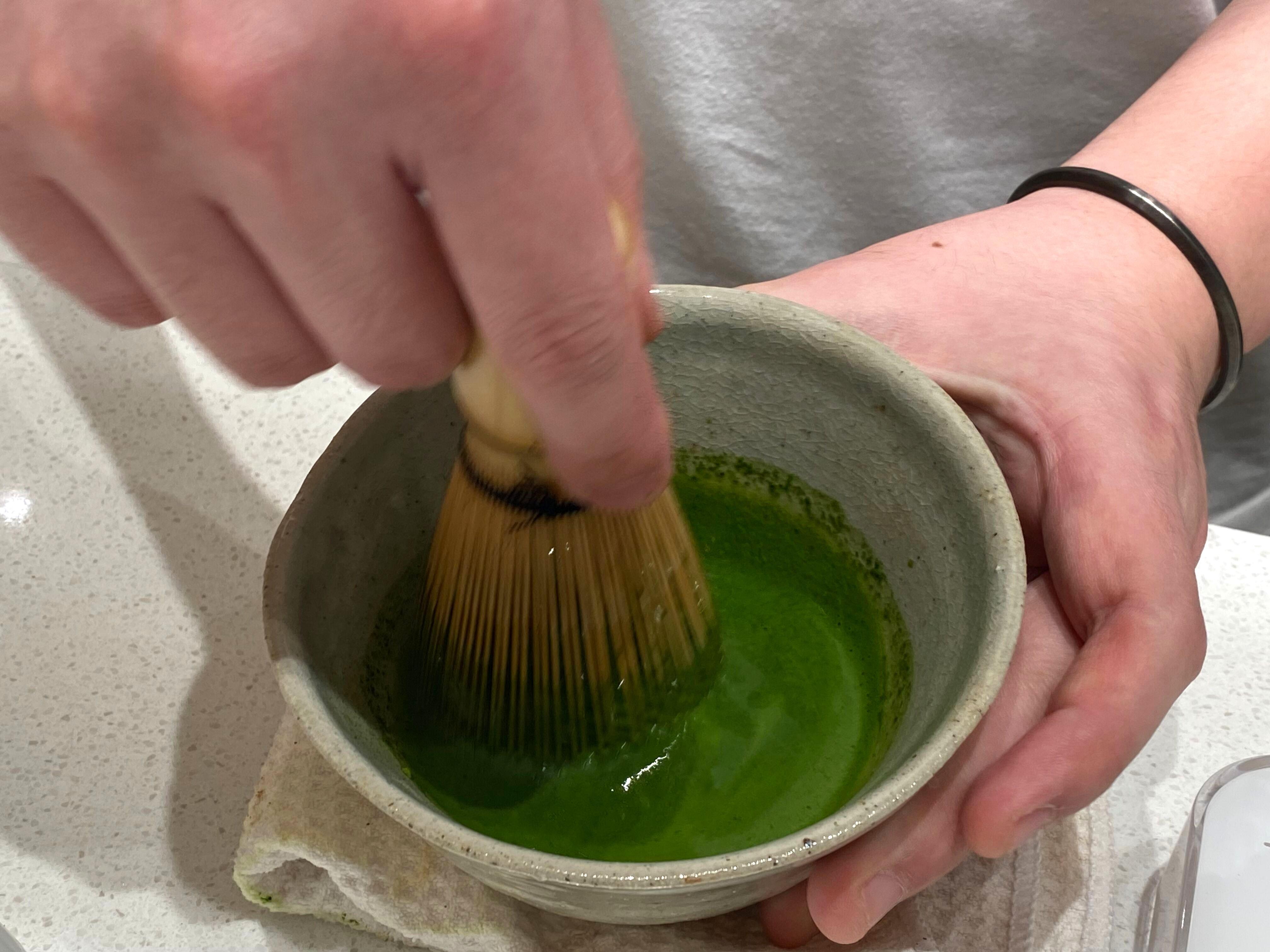 日本高級抹茶用傳統日式茶篩攪拌而成。