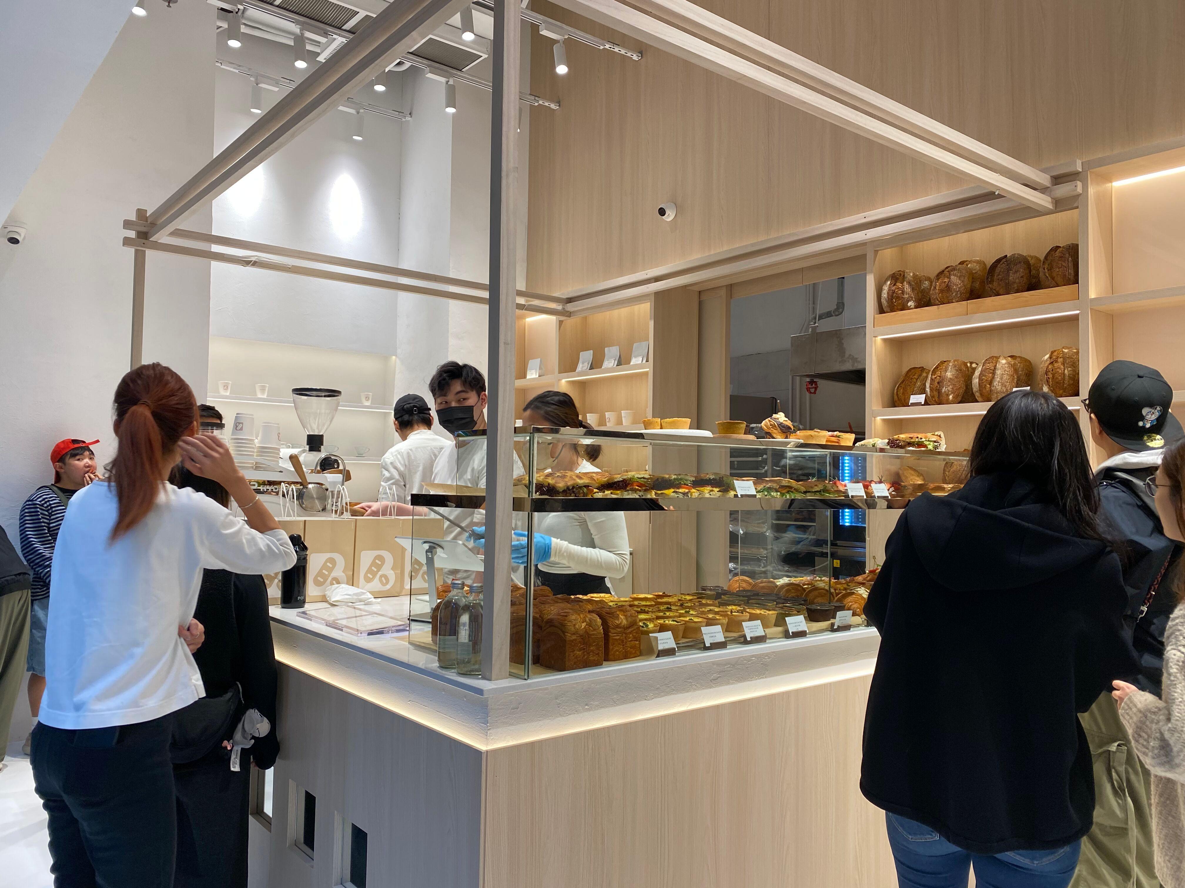 坐在純白bakery cafe內歎靚啡配美味麵包,頗有置身於日本小店的感覺。