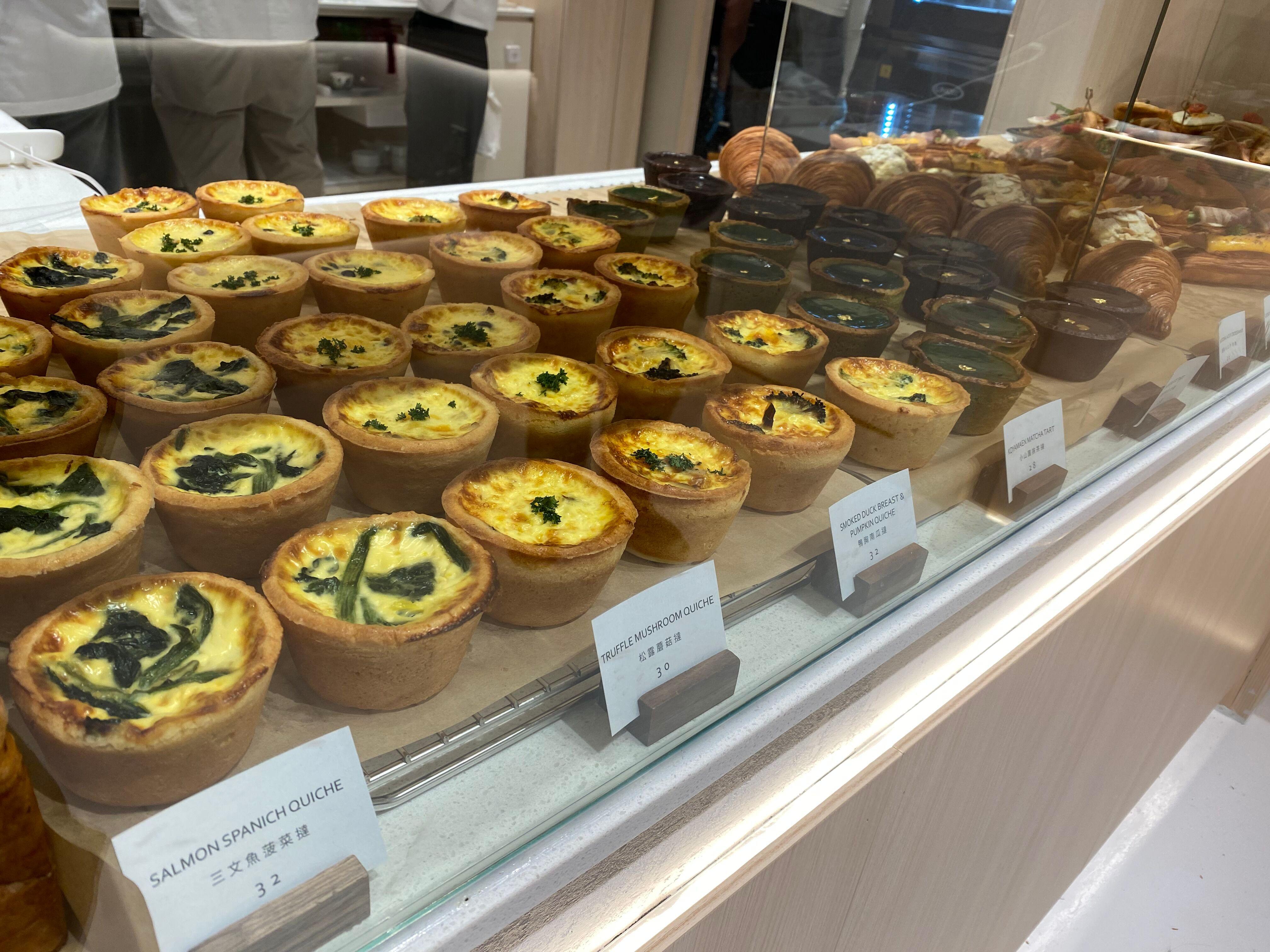 鹹批有鴨胸南瓜、三文魚菠菜以及素食之選松露磨菇口味。