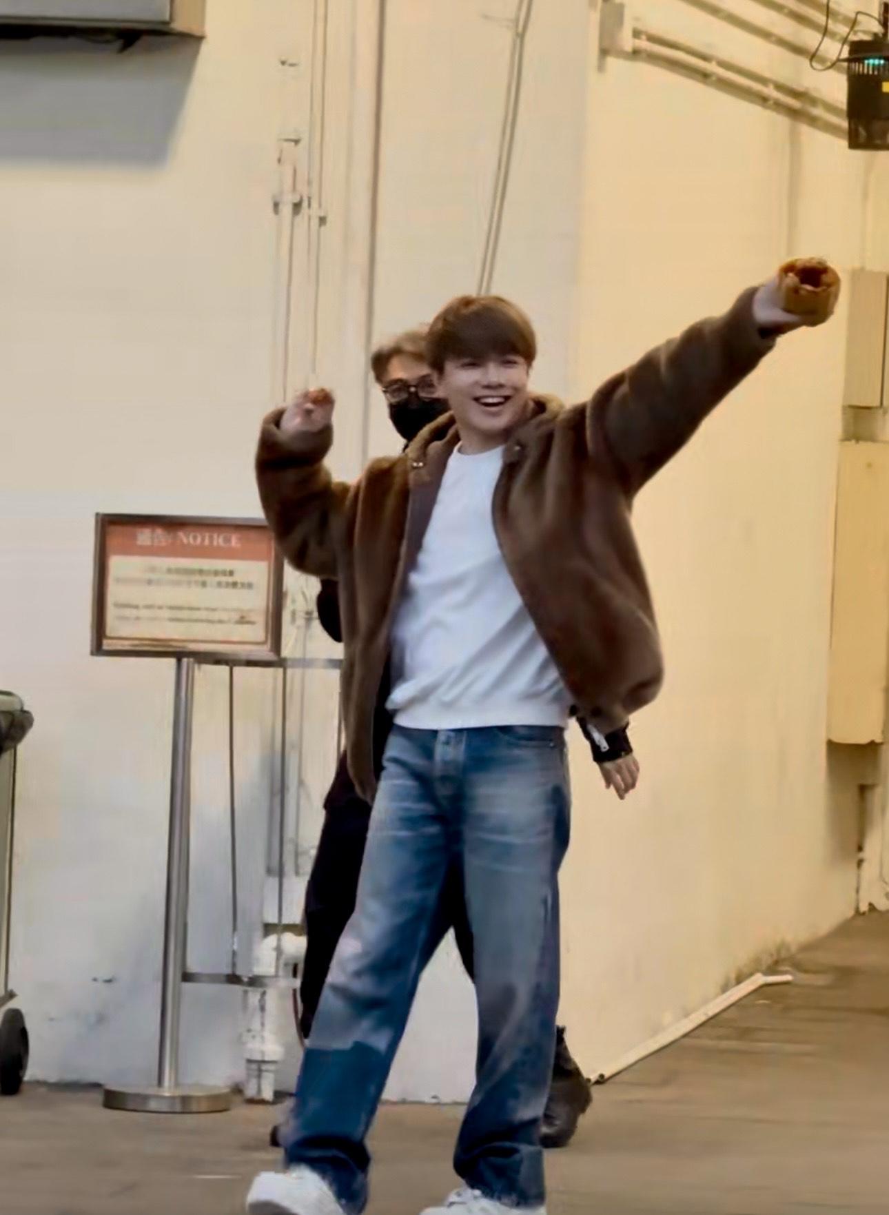 張敬軒更向粉絲展示雞蛋仔,表情可愛。