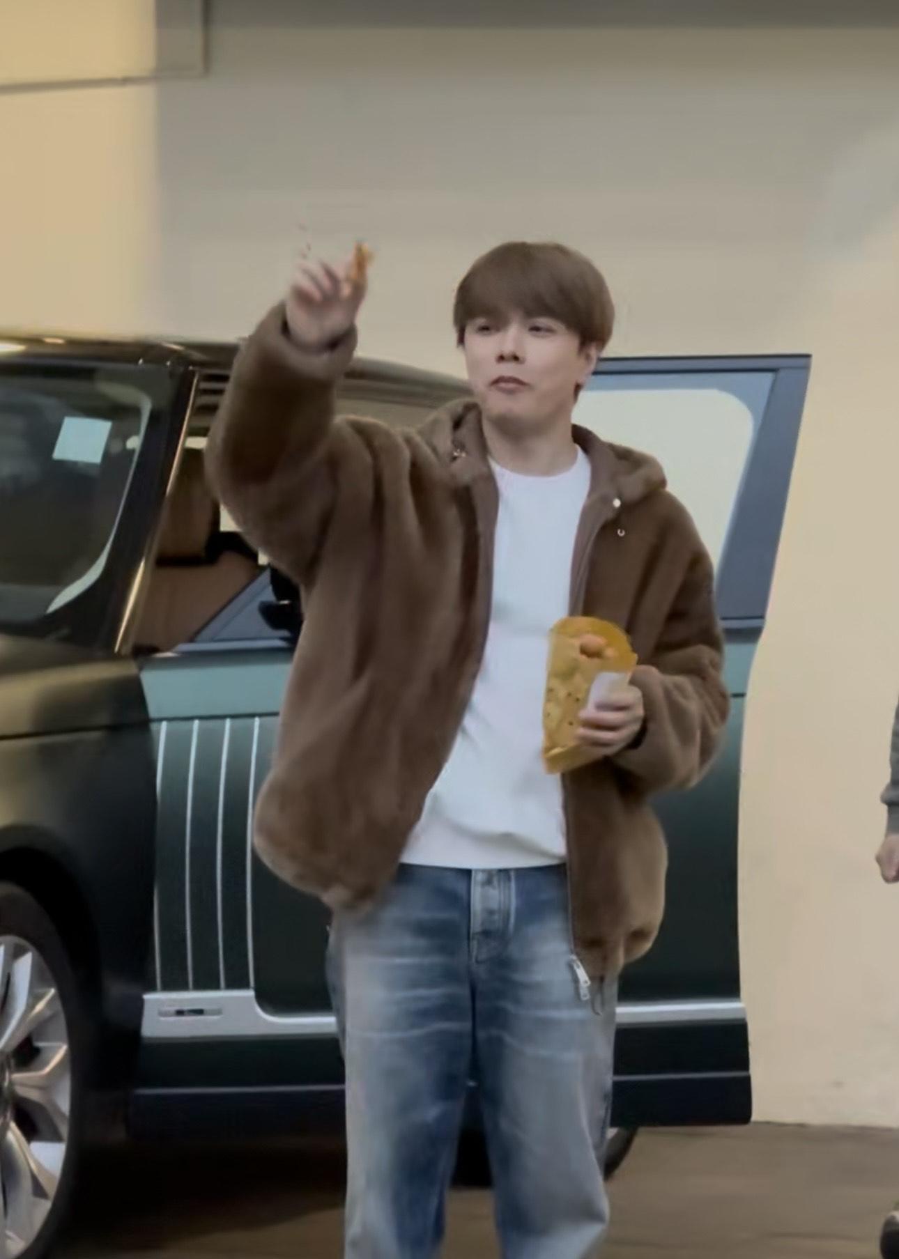 張敬軒在埸外全程20分鐘雞蛋仔不離手。