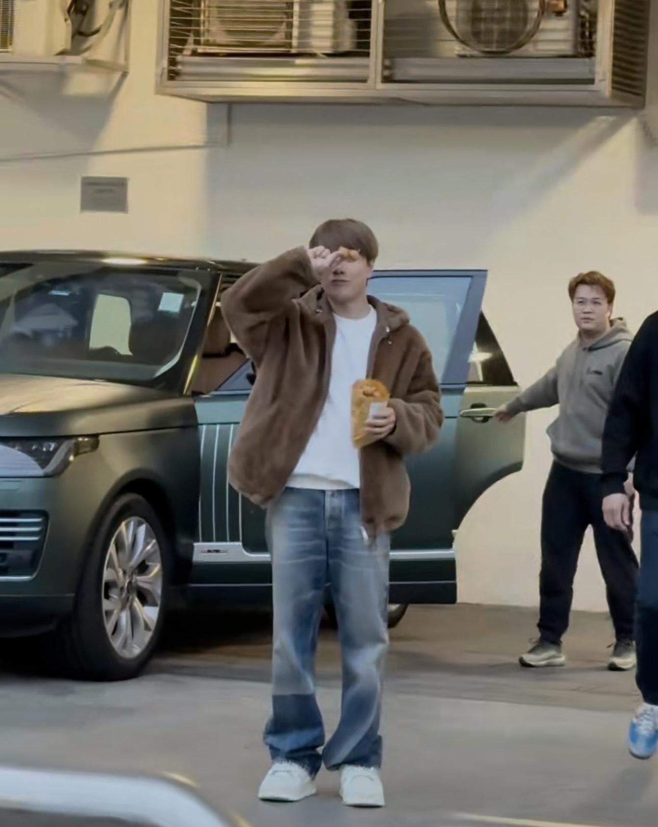 張敬軒今次沒有坐勞斯萊斯,換上另一架百萬名車。