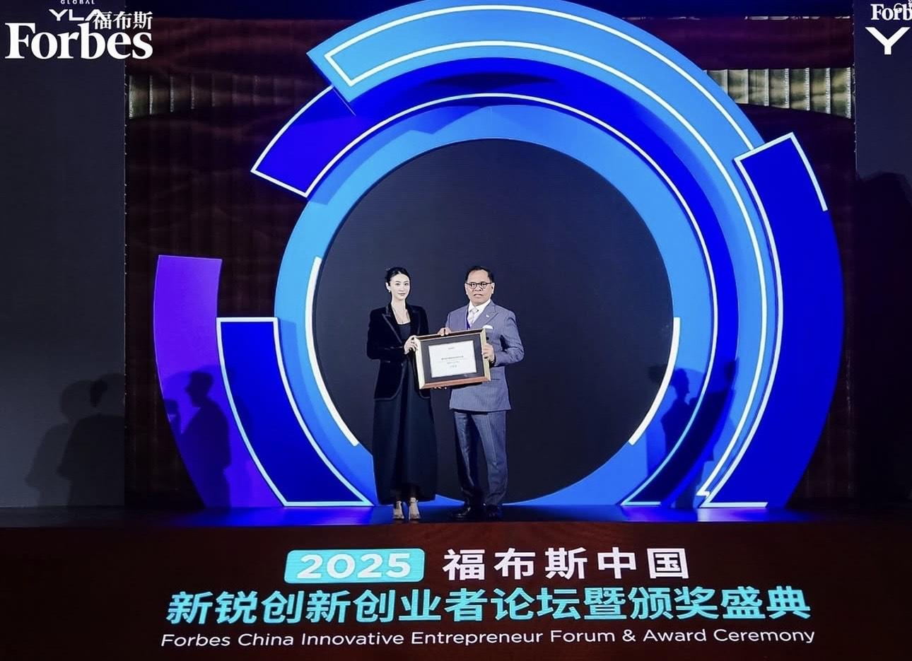 林夏薇被邀請到杭州出席「2025福布斯中國新銳創新創業者論壇暨頒獎盛典」。