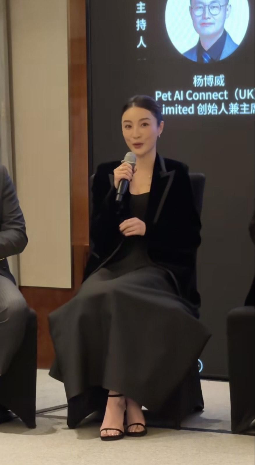 林夏薇以一身黑色長裙現身,高貴大方。