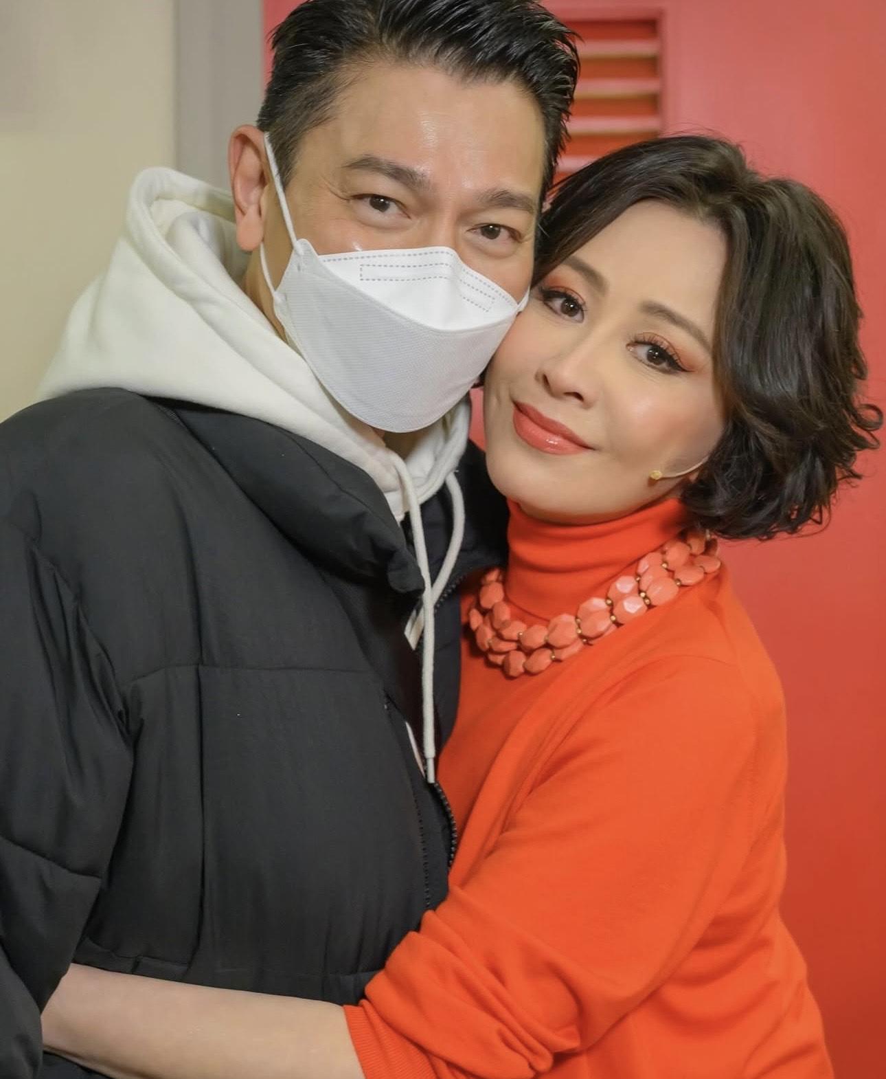 劉德華與劉嘉玲攬到實合照。