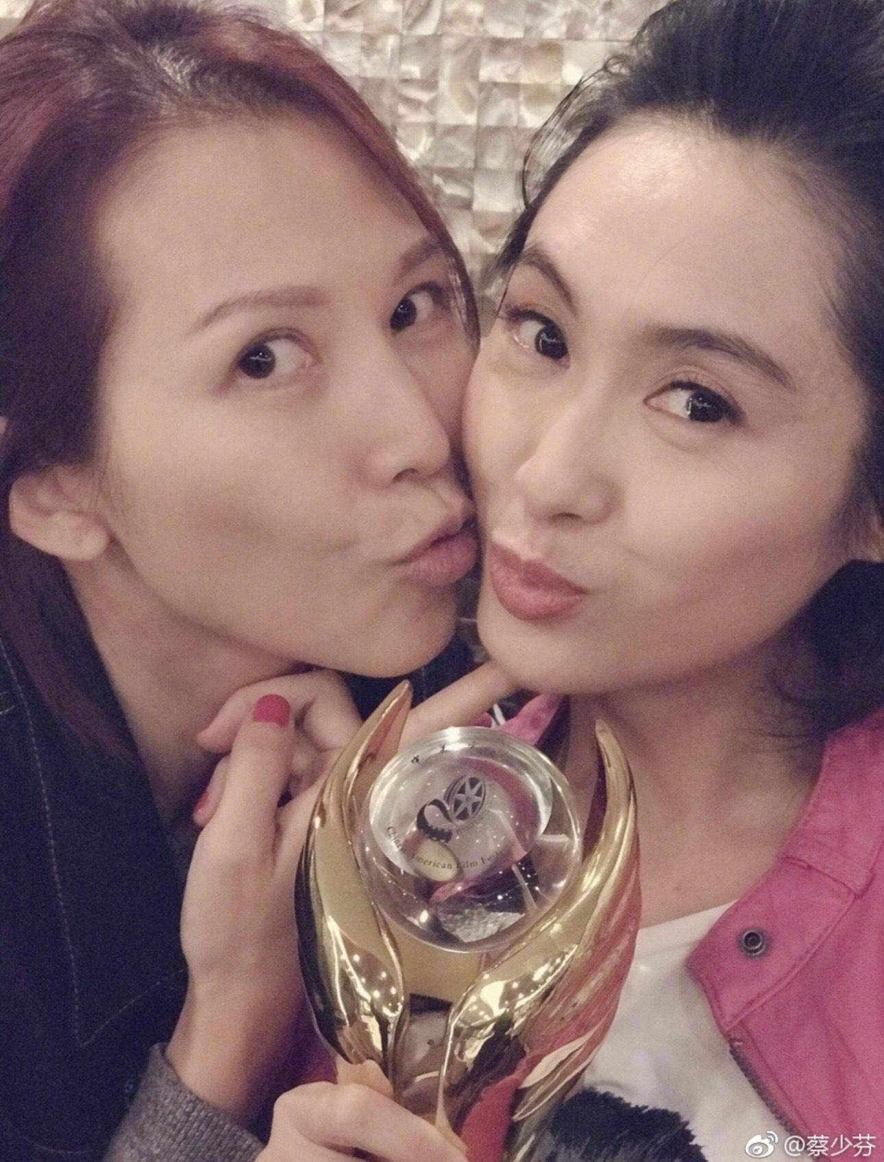 早前盛傳蔡少芬及朱茵會回娘家拍攝新劇《風華背後》。