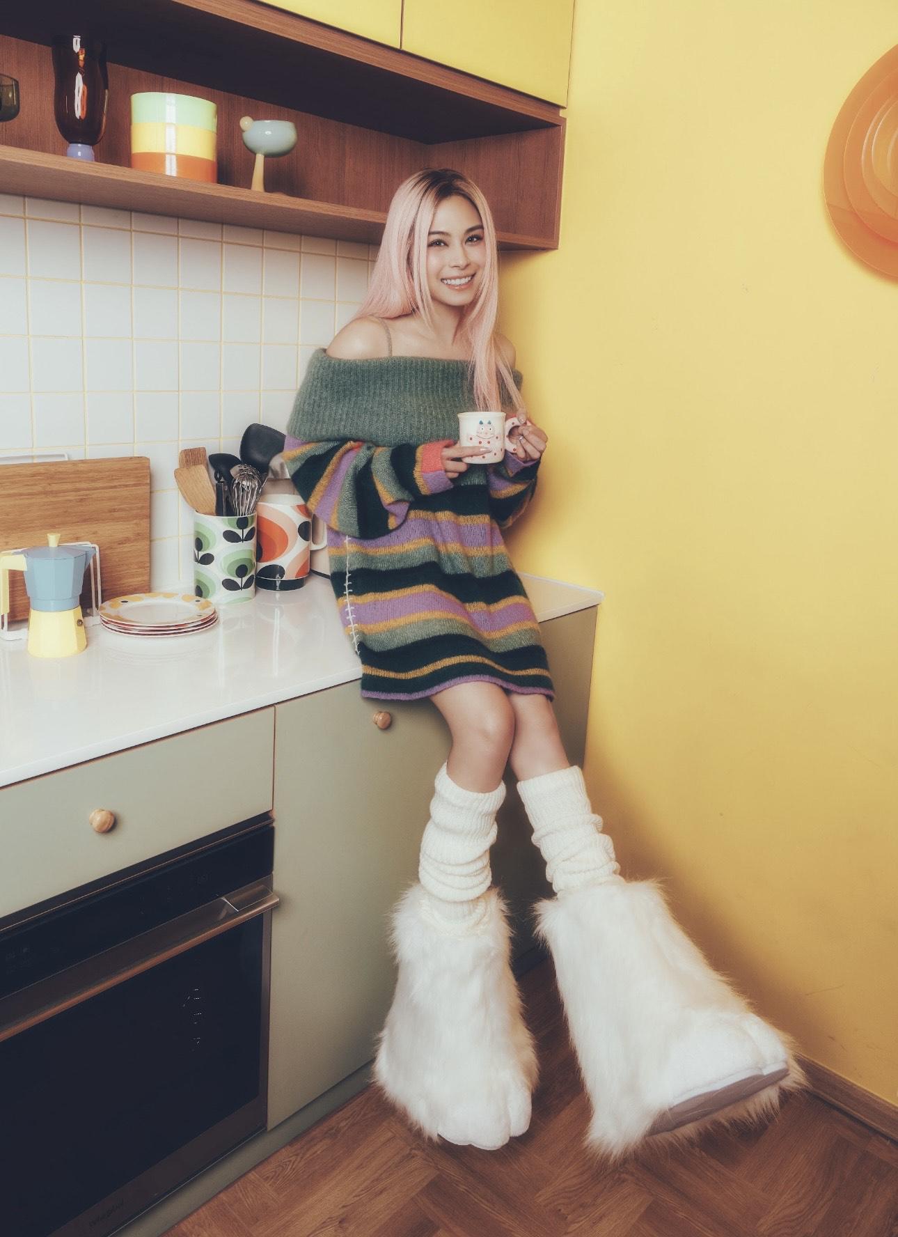 今次大碟拍攝,Gin 請來飼養多年的愛貓「杏仁糊」參與。