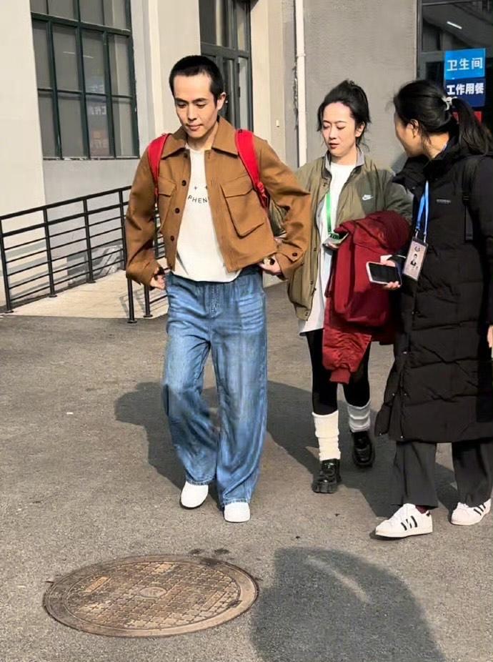 王星女友全程傍實照顧得無微不至。