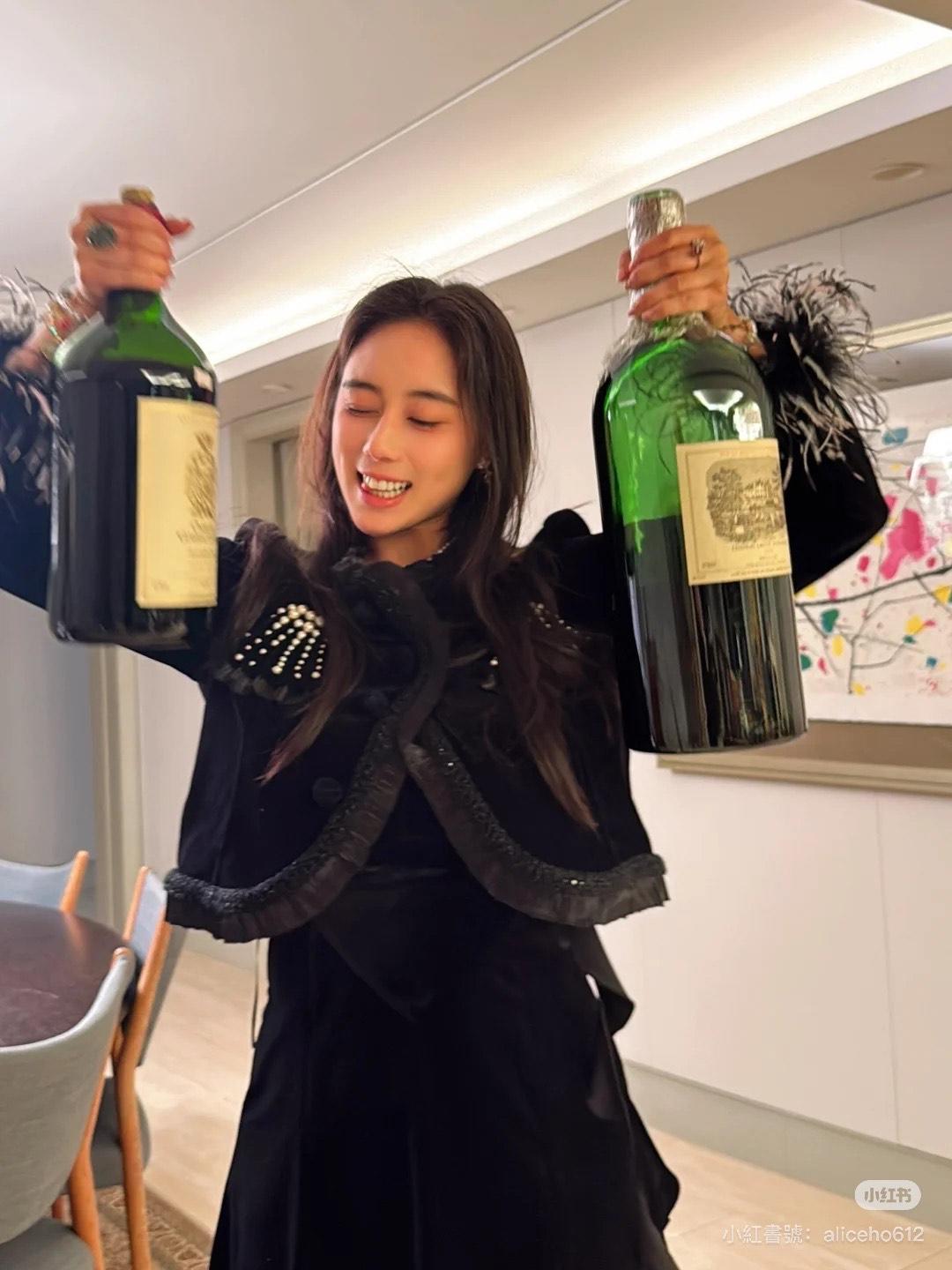 何超欣原來極愛品嘗紅酒。