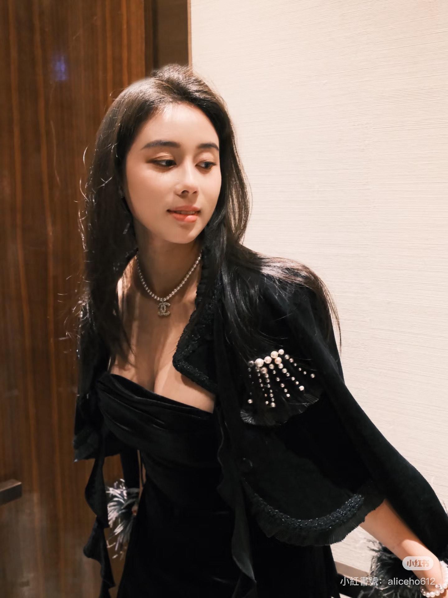 何超欣在社交網上載多張照片。