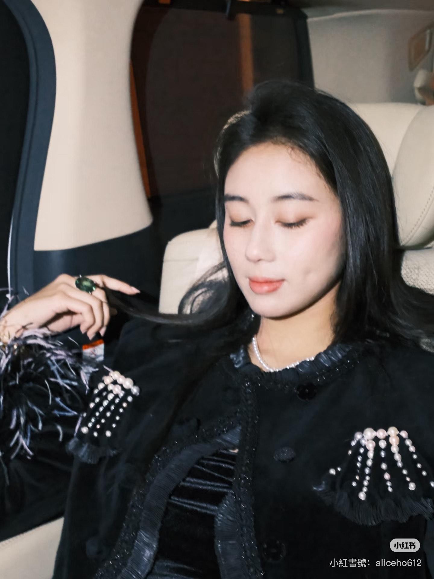 不少網民都將焦點落在何超欣的身形上。