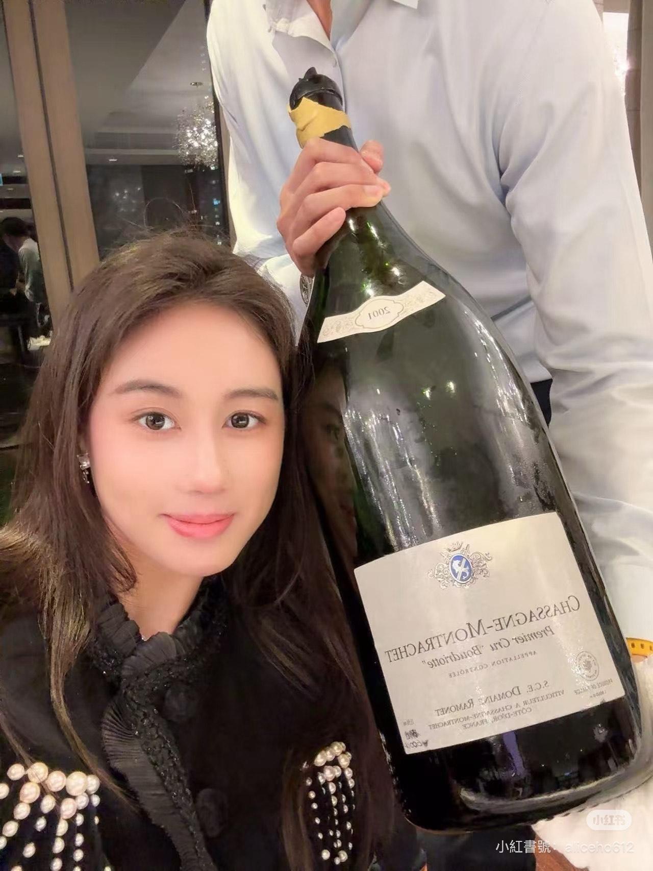 何超欣大晒白滑長腿外,其豐滿上圍亦表露無遺。