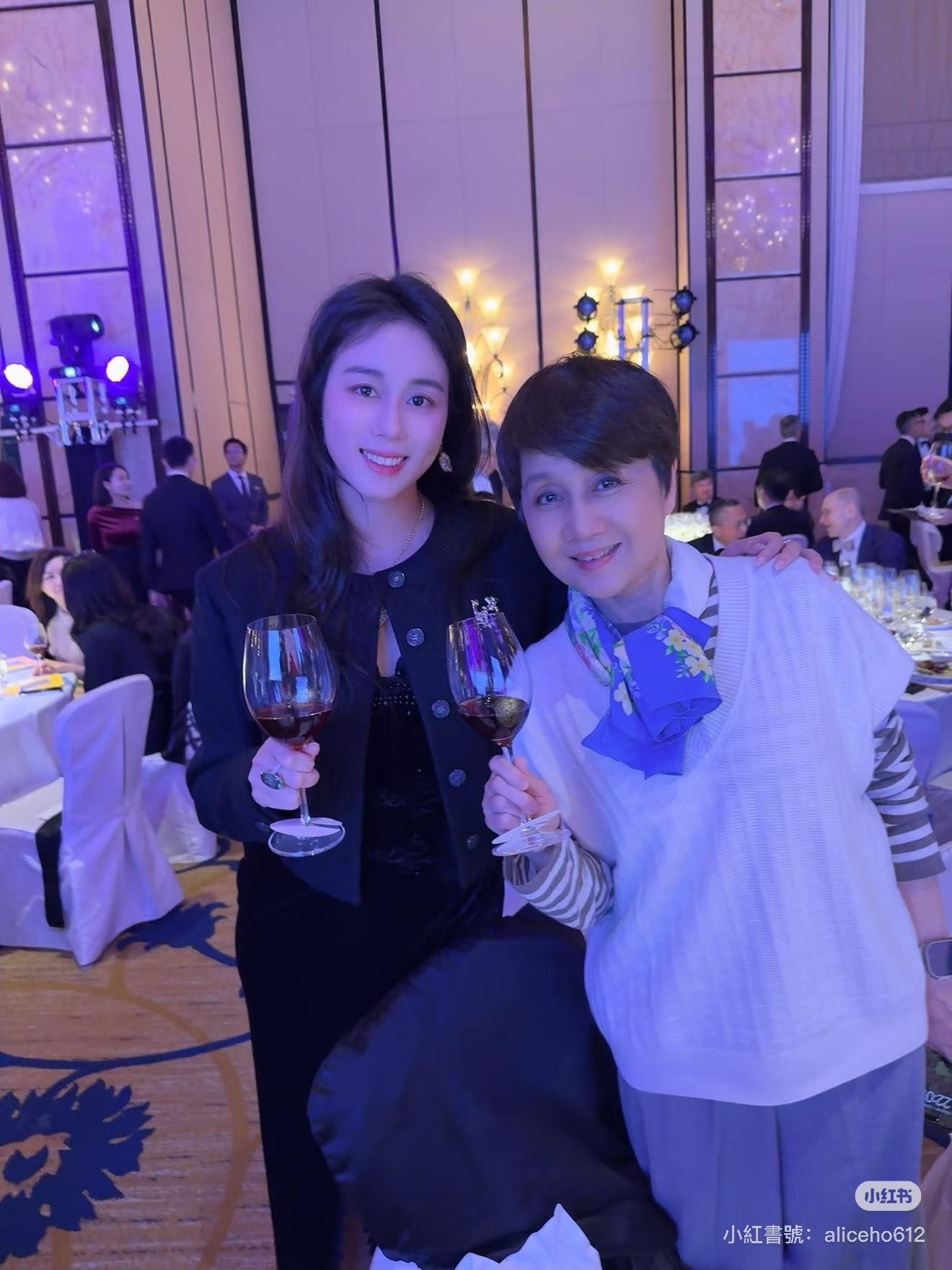 何超欣與媽媽四太梁安琪出席晚宴活動。