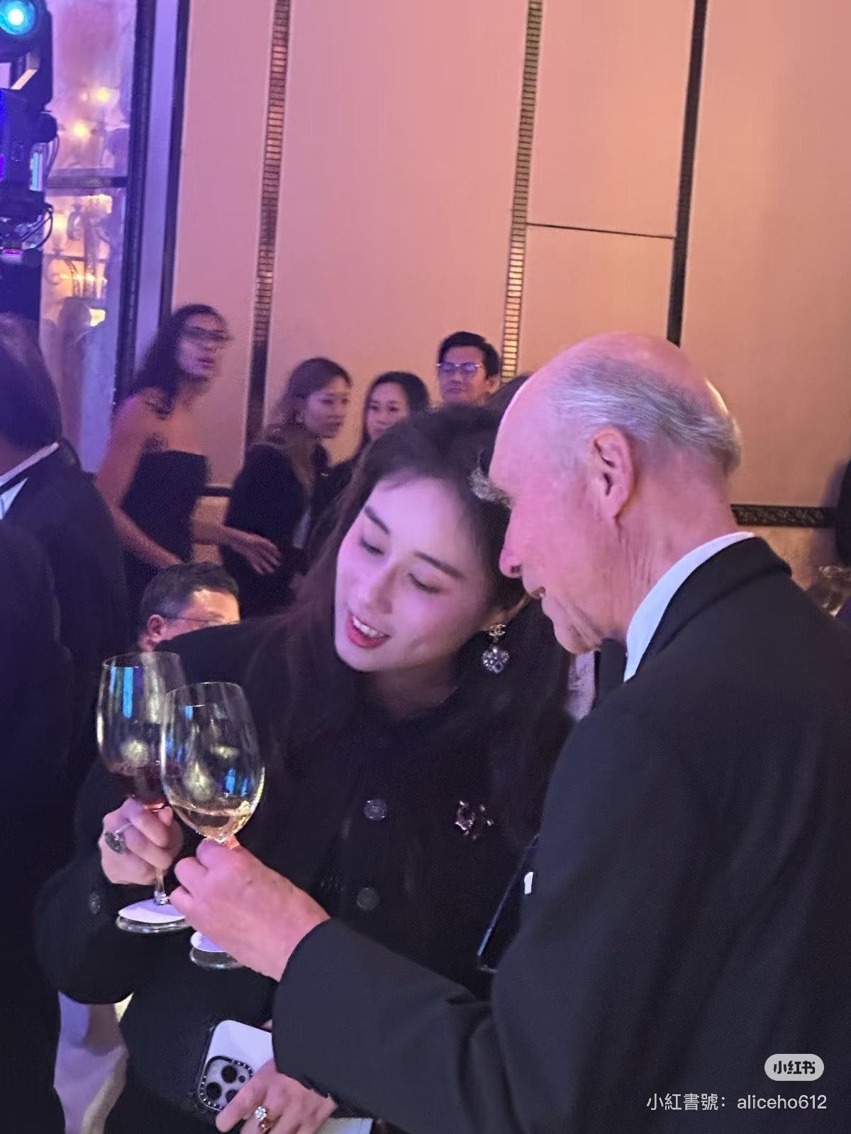 何超欣與一位著名外籍釀酒師交流紅酒心得。