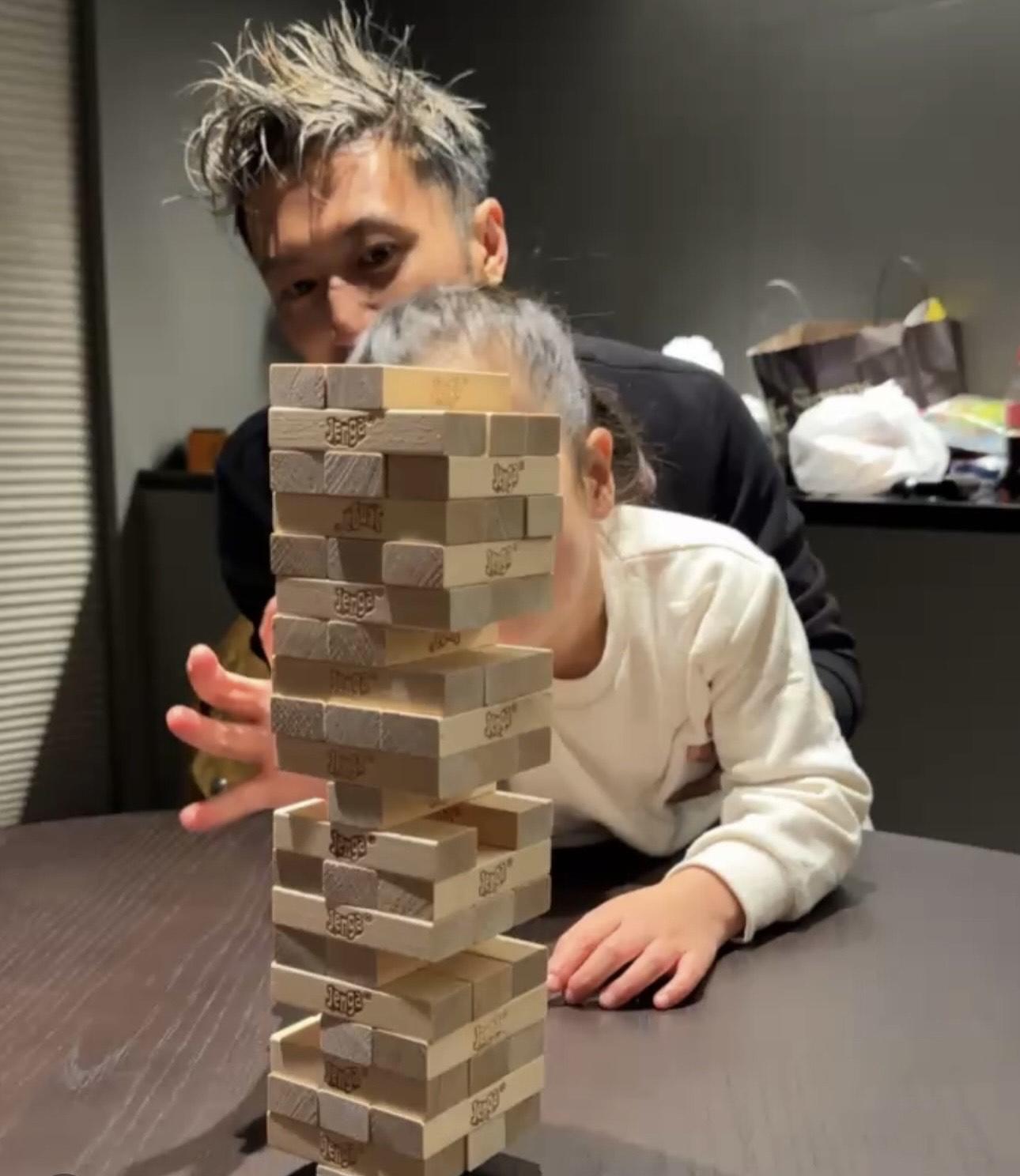 謝霆鋒孖外甥互動場面溫馨 。