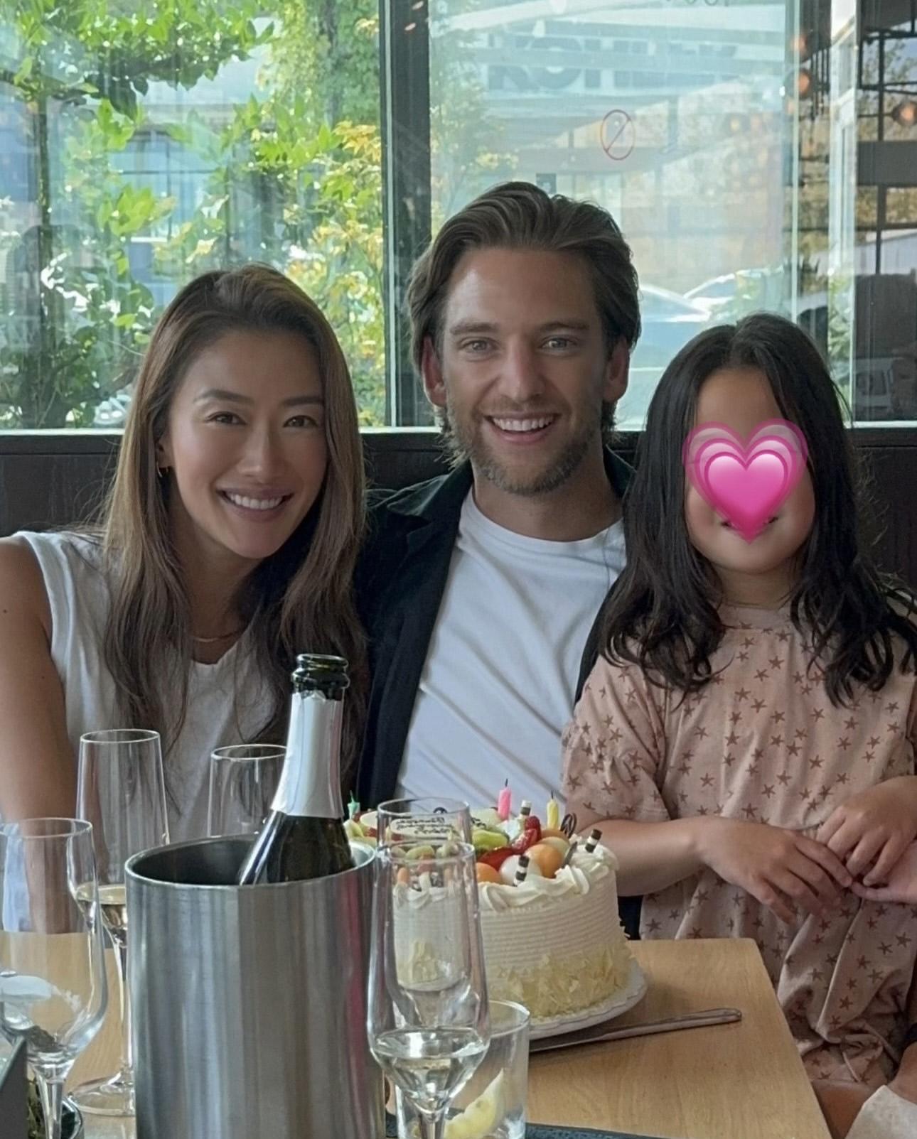 謝婷婷大晒一家三口合照。