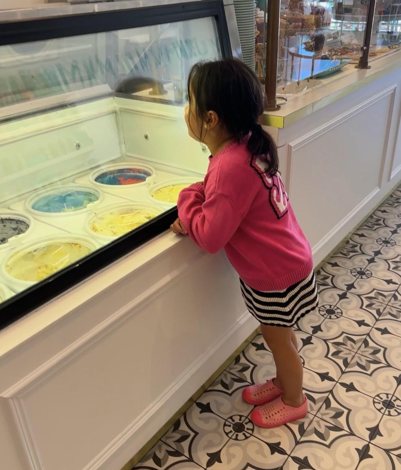 Sara 遺傳了媽媽的優良基因,手長腳長。