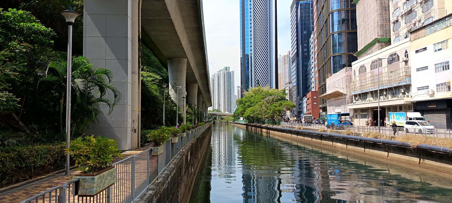 在黃竹坑明渠拍攝靜態相片,發現其1.08億像素主鏡採光能力不俗,惟對焦反應一般。