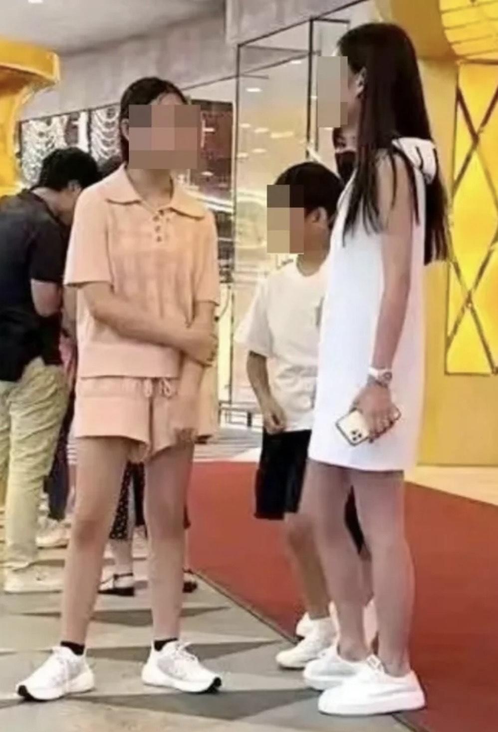 小紅書亦流傳一張照片,疑似馬筱梅帶大S一對子女在台北行街。