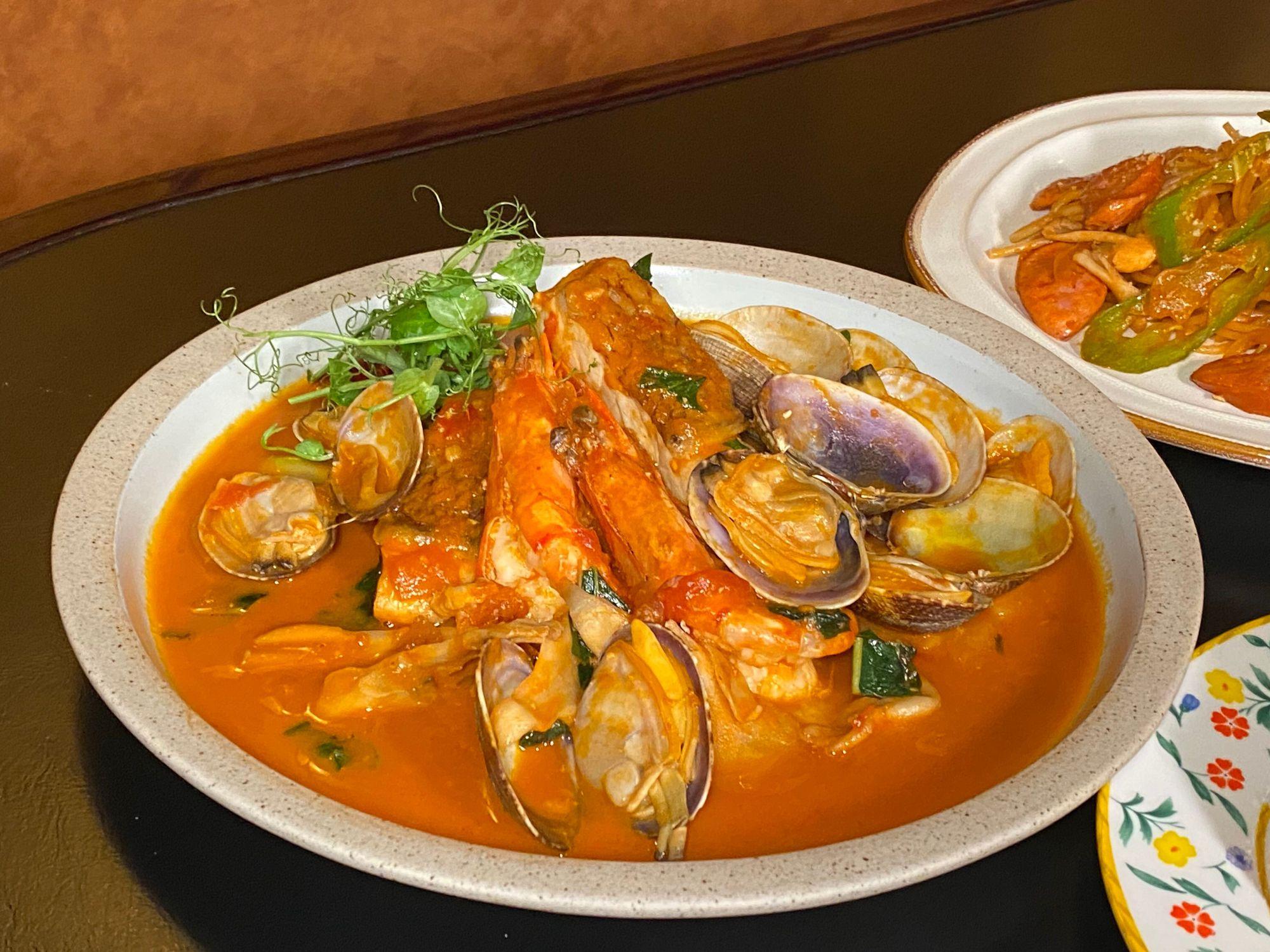 海之幸洋風煮$308 番茄味鮮濃,海鮮有真鯛、大蝦、淺蜊,蜆肉肥美飽滿。