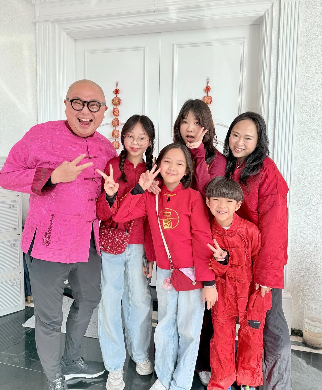Bob日前全家出動拜年。