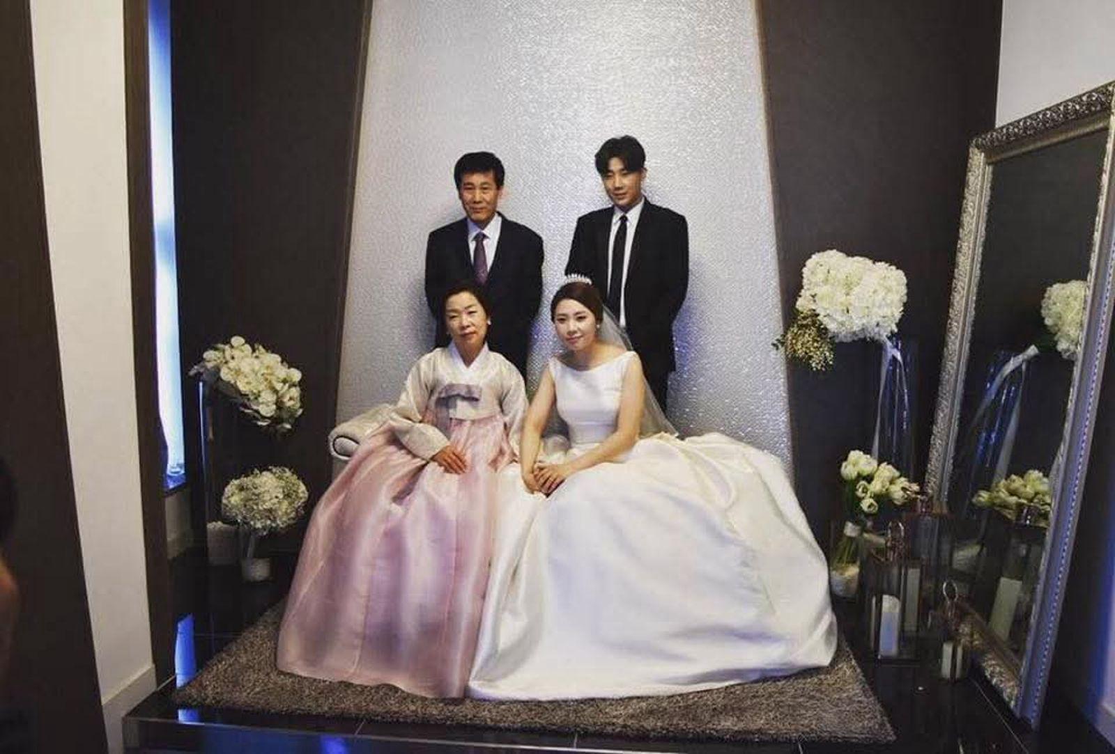 金聖圭(右後)的姐姐(右前)於2017年結婚。