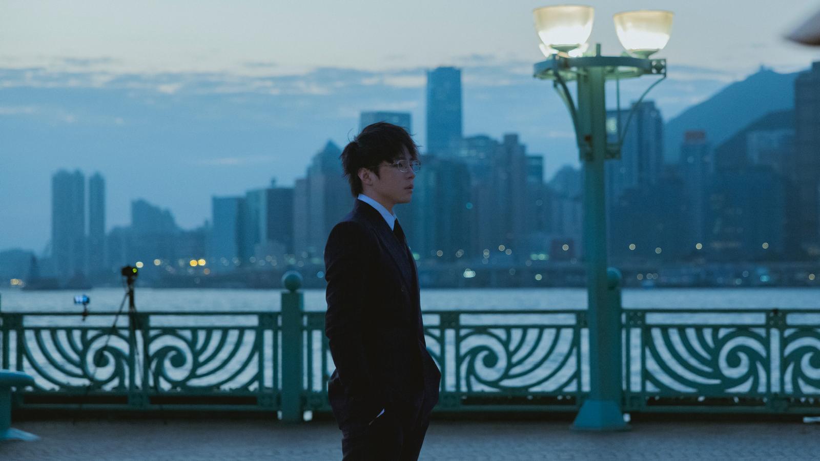 陳卓賢Ian為拍《NPC的一場意外》MV,凌晨3時起床,天濛光便到達寒風凜凜的海濱取景。