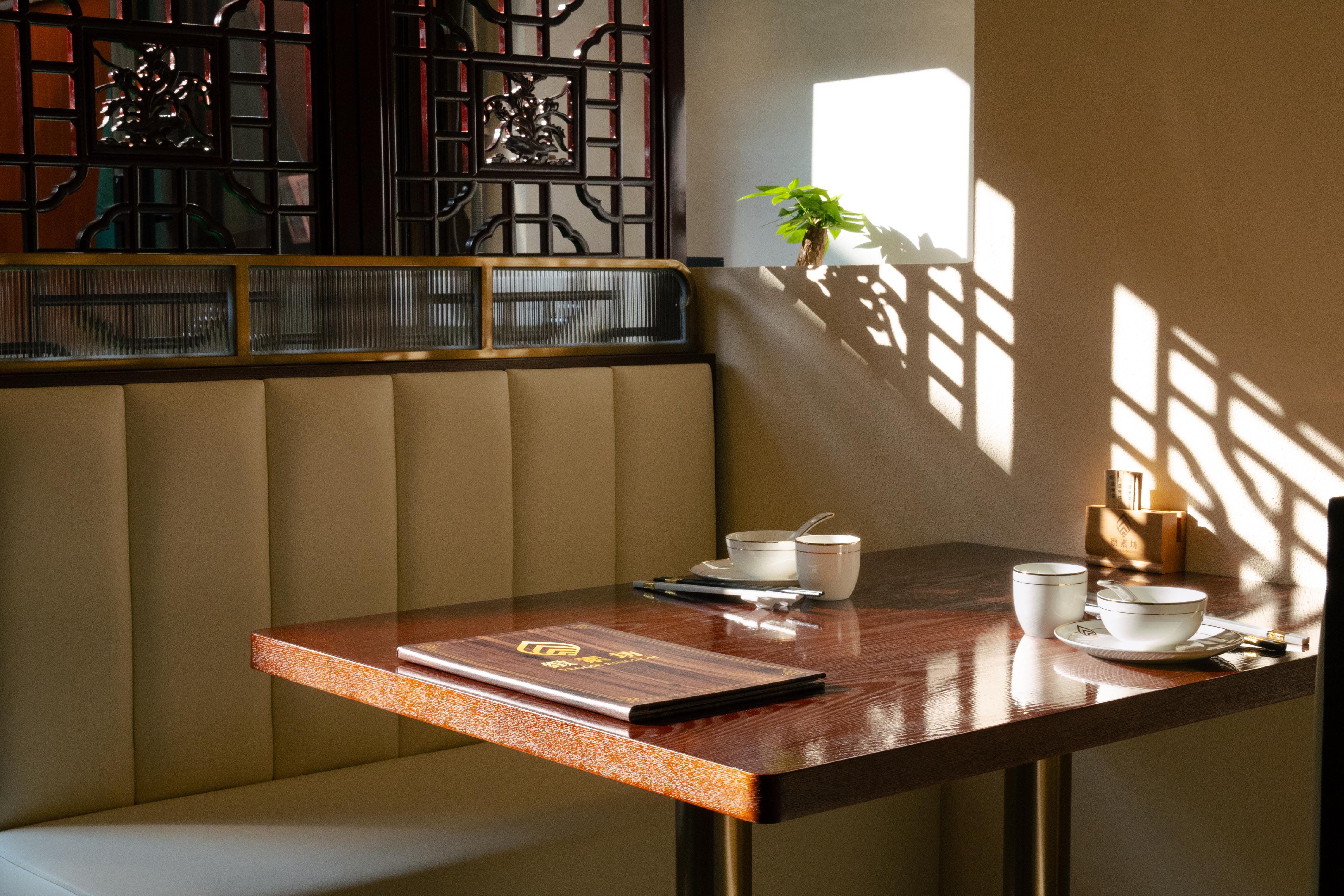 素菜館以杏色與木材作映襯,風格優雅。